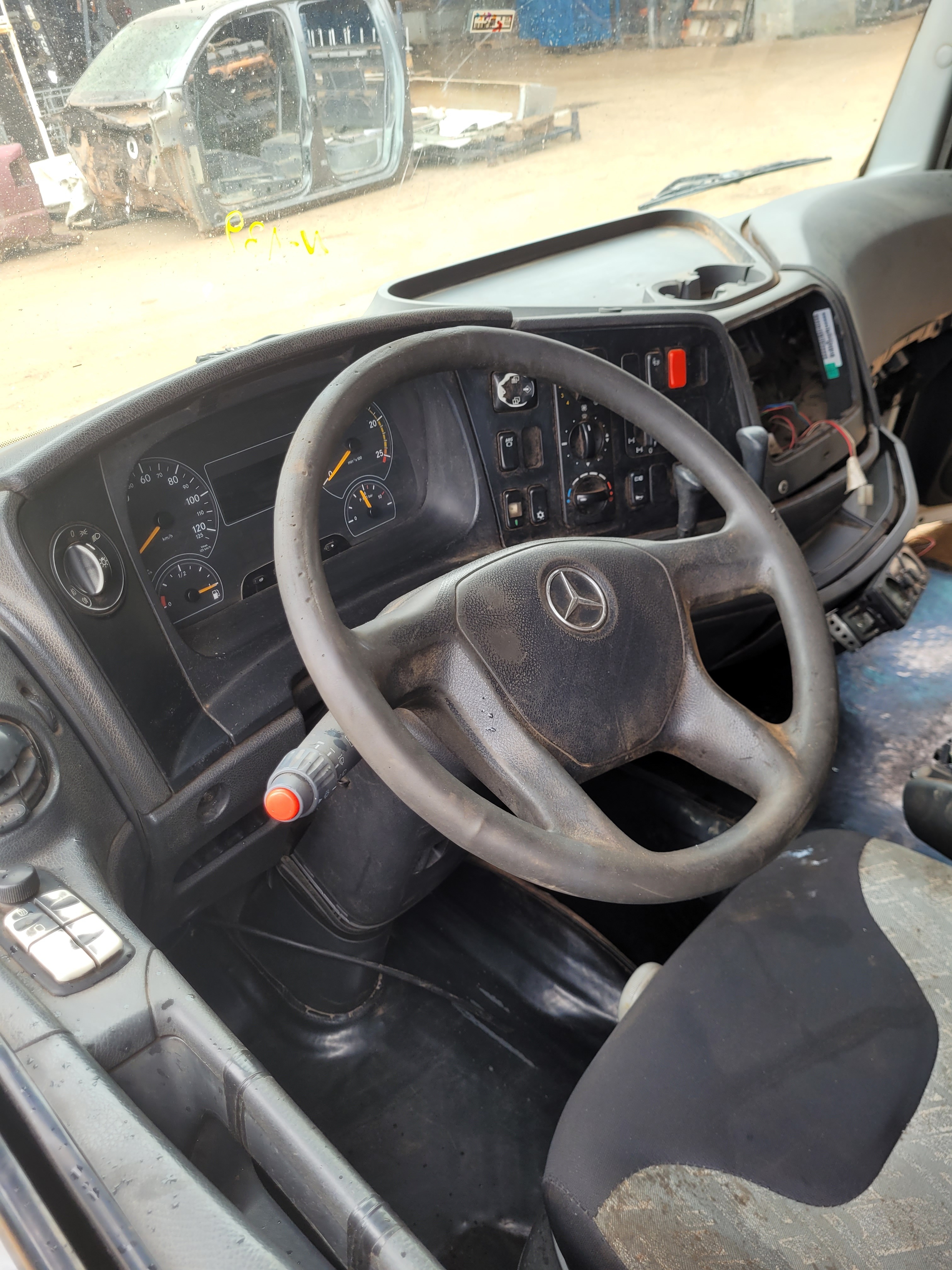 Cabine M Benz Axor Ano 2013  Não Se Aplica 6