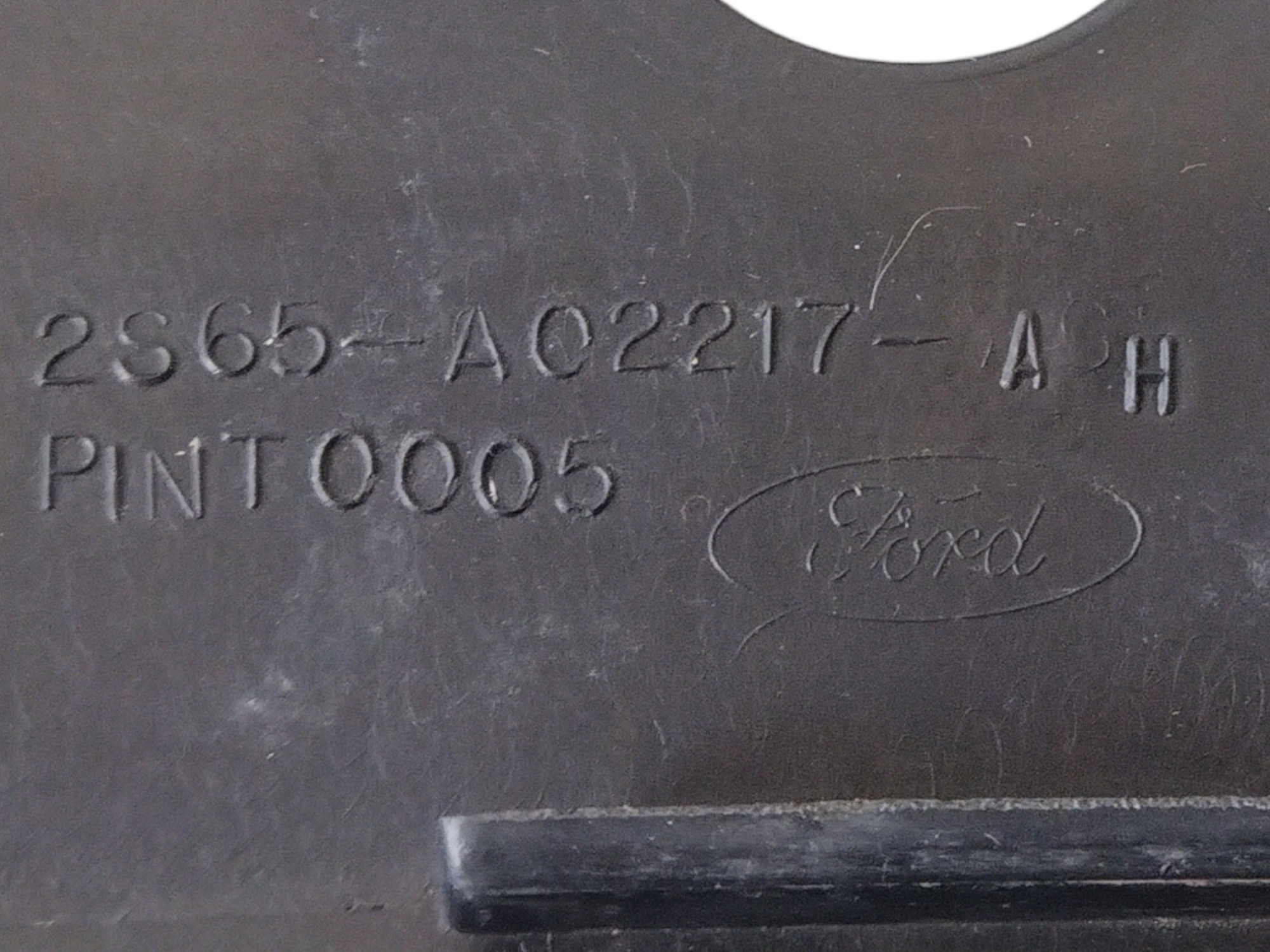 Moldura Grade Churrasqueira Parabrisa Ford Fiesta Esquerdo 2