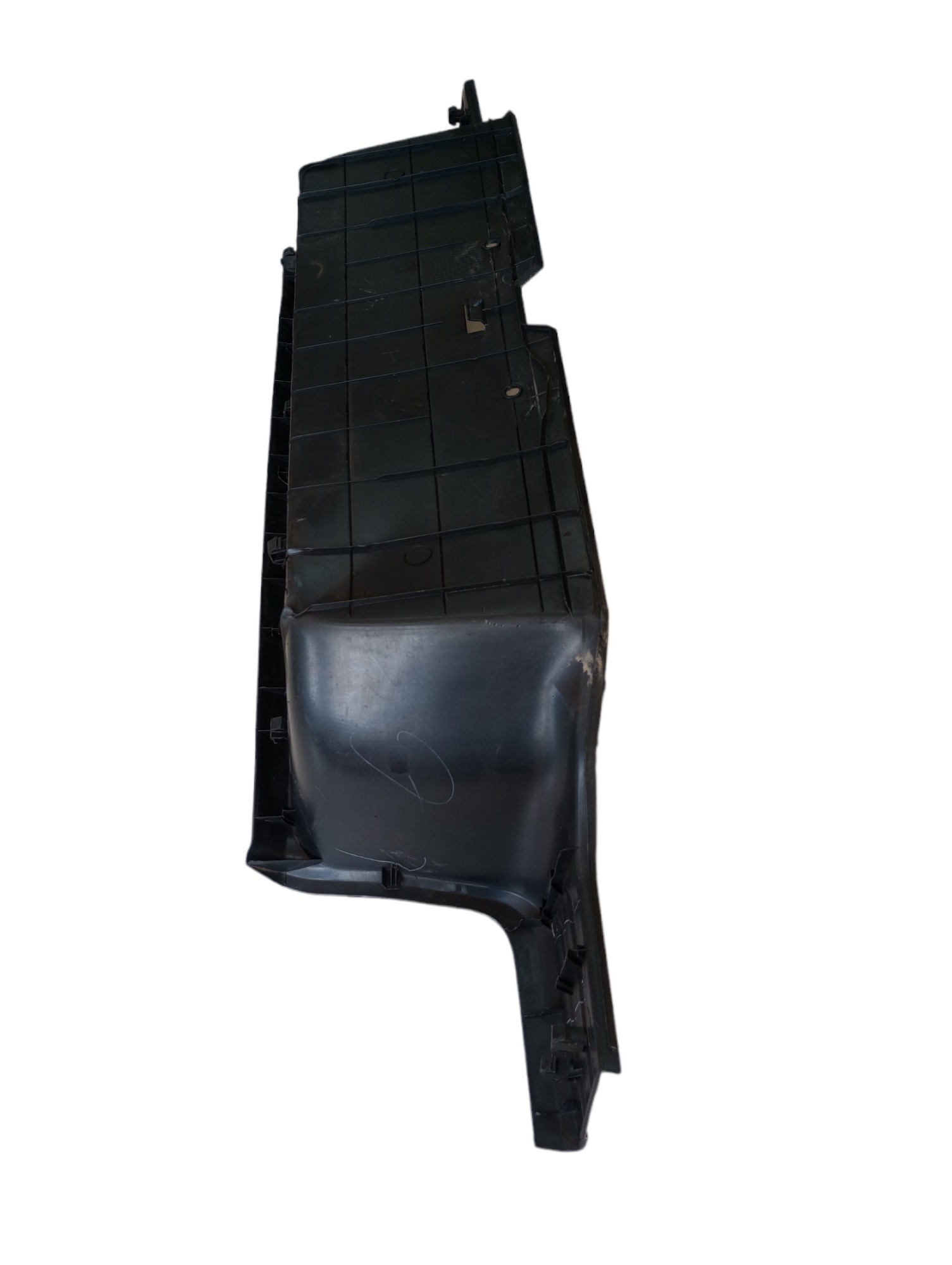 Pisante Central Para-choque Traseiro Hilux 2019 Detalhes  Preto 5