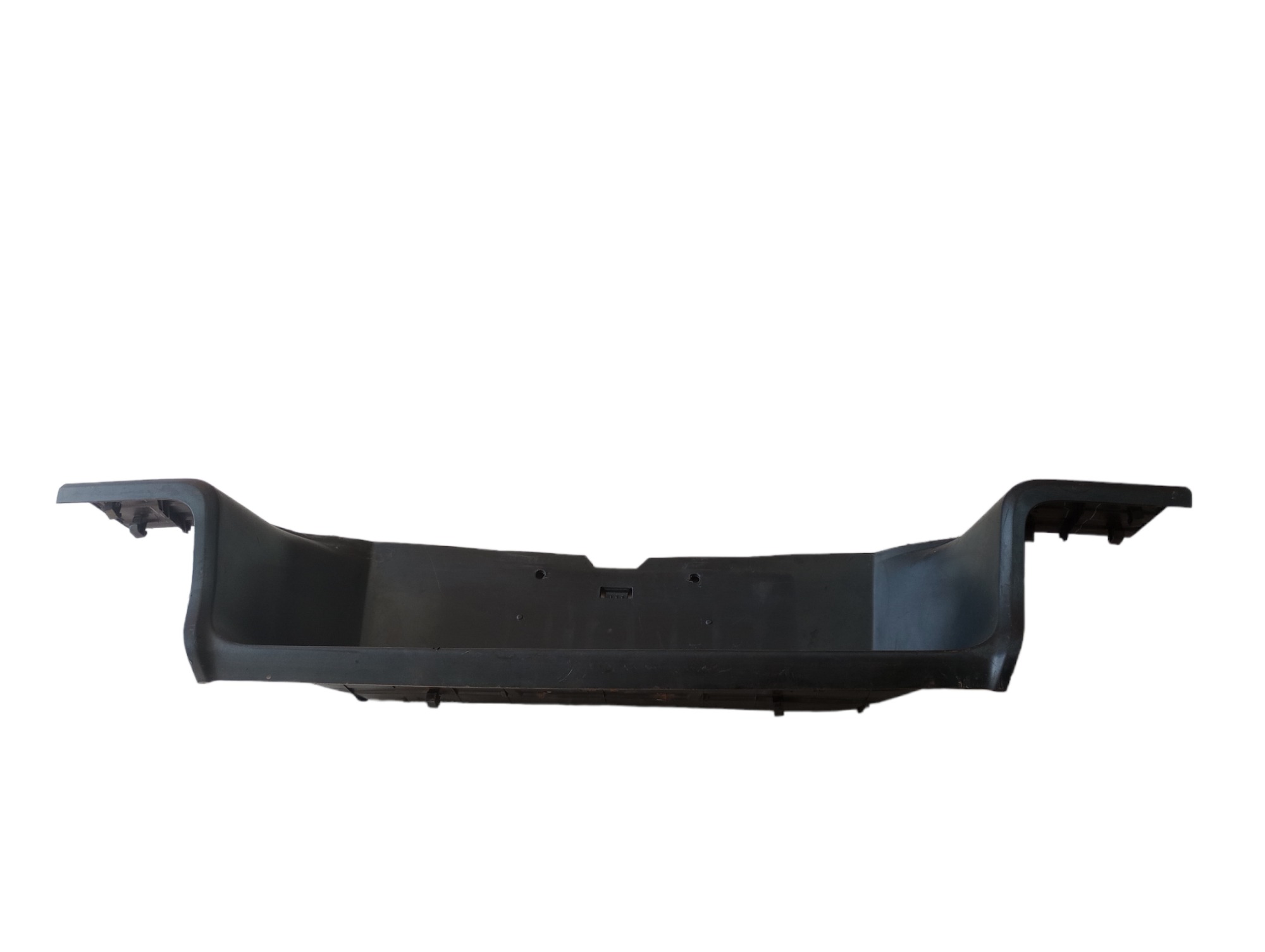 Pisante Central Para-choque Traseiro Hilux 2019 Detalhes  Preto 4