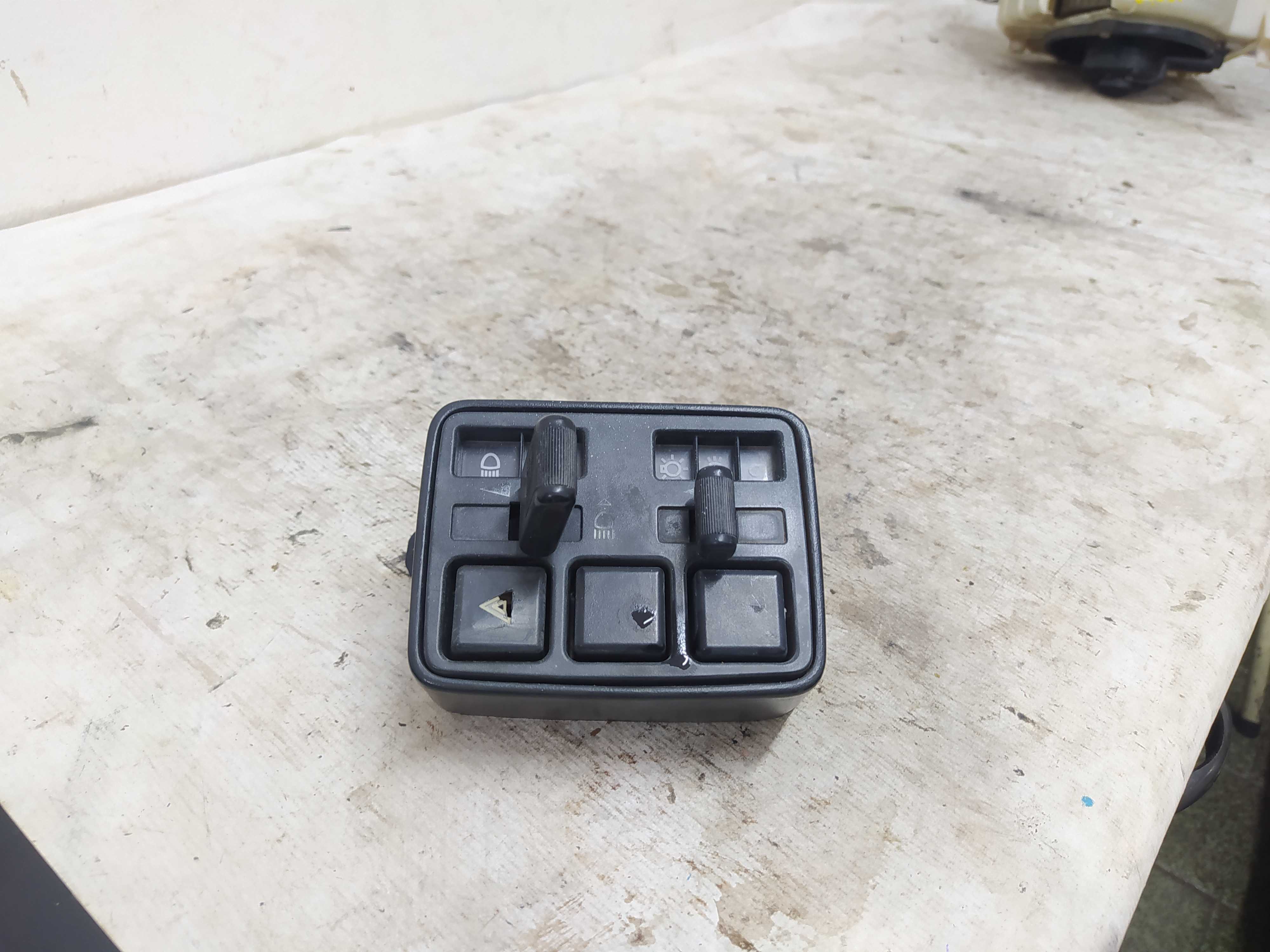 Botão Comando Da Luz Fiat Uno 1.5 1992 V57 Balcão