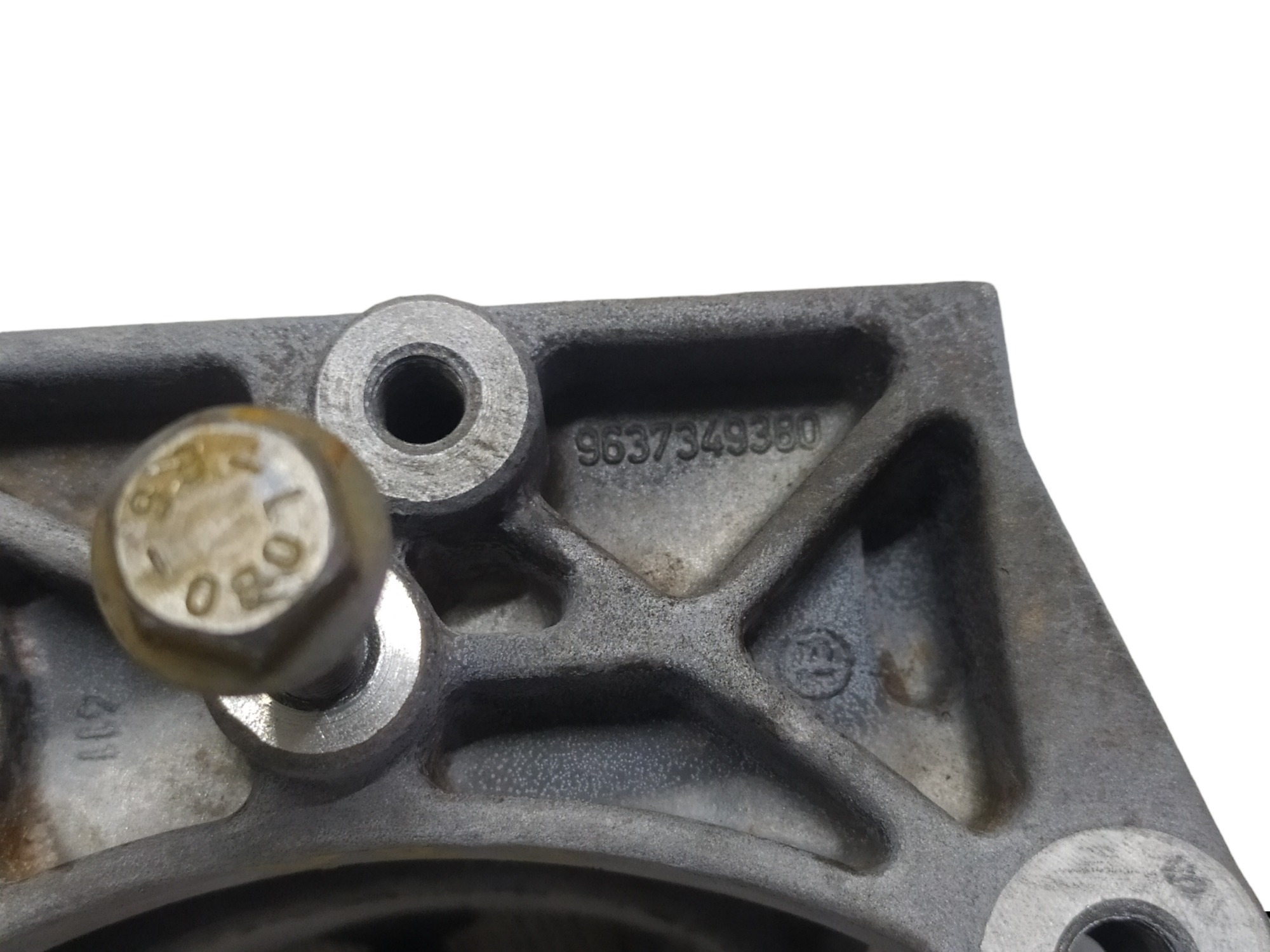 Suporte  Alternador Peugeot 206 Citroen C3 9637349380 V22 8