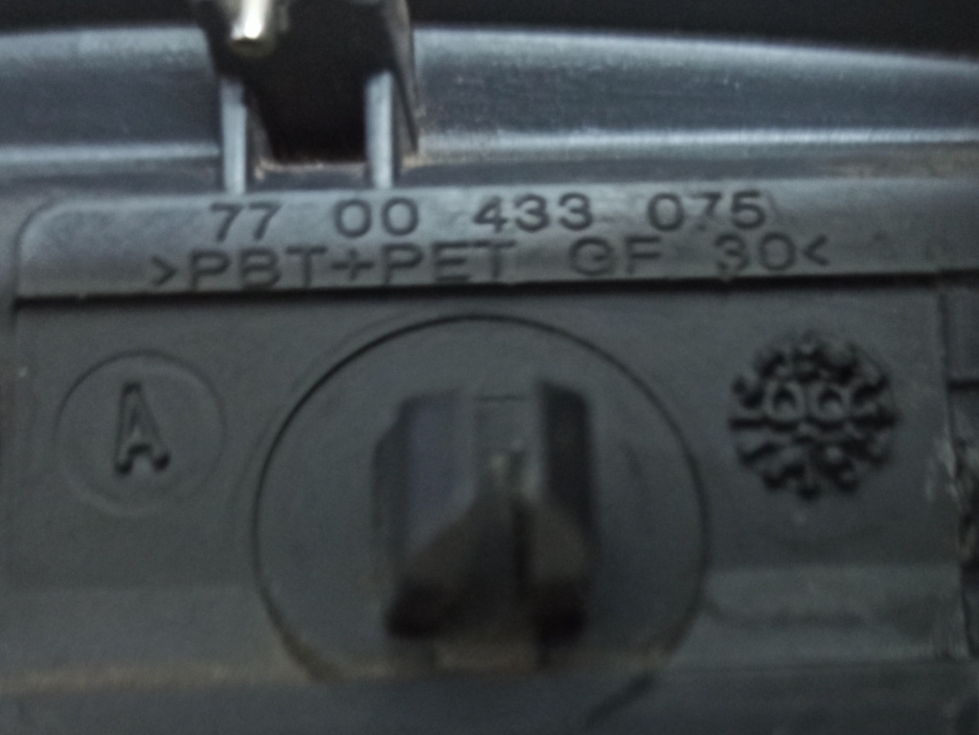 Maçaneta Externa Esquerda Renault Scenic Logan 2002 A 2010 8