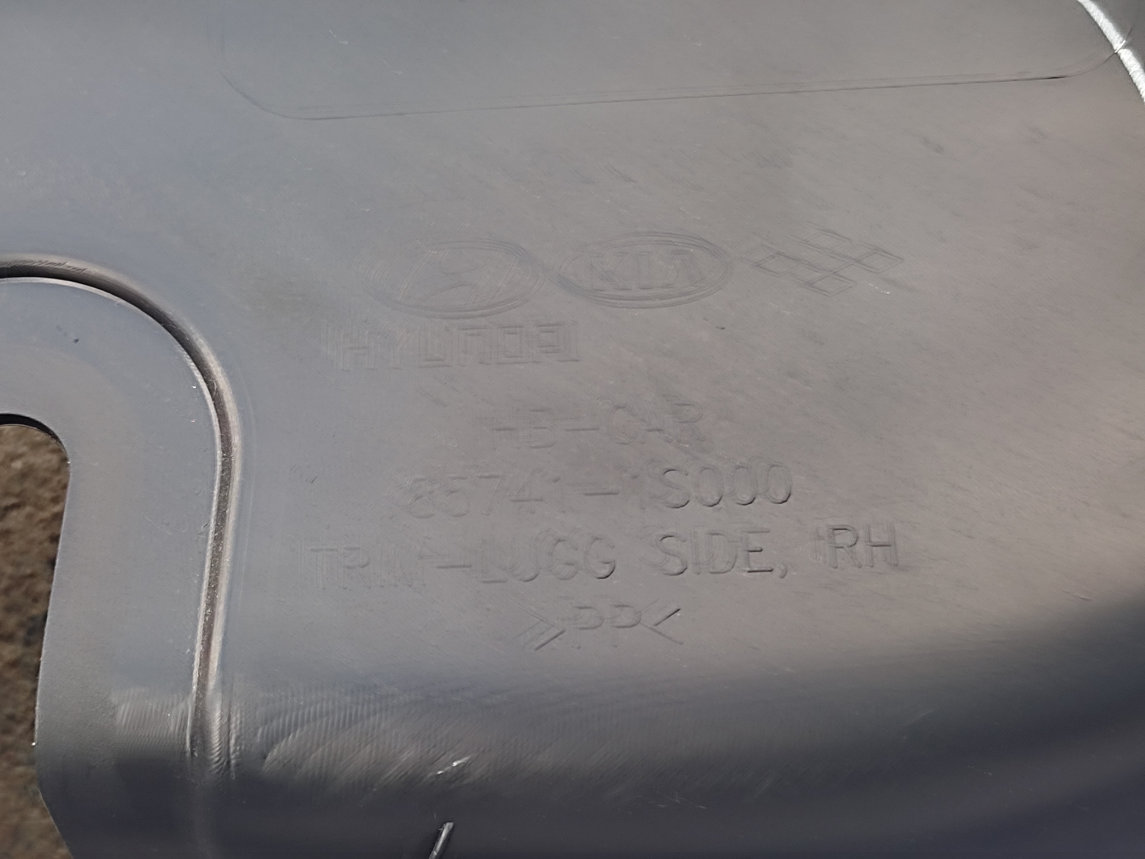 Forro Lateral Direito Do Porta Malas Hyundai Hb20 2014 V69 8