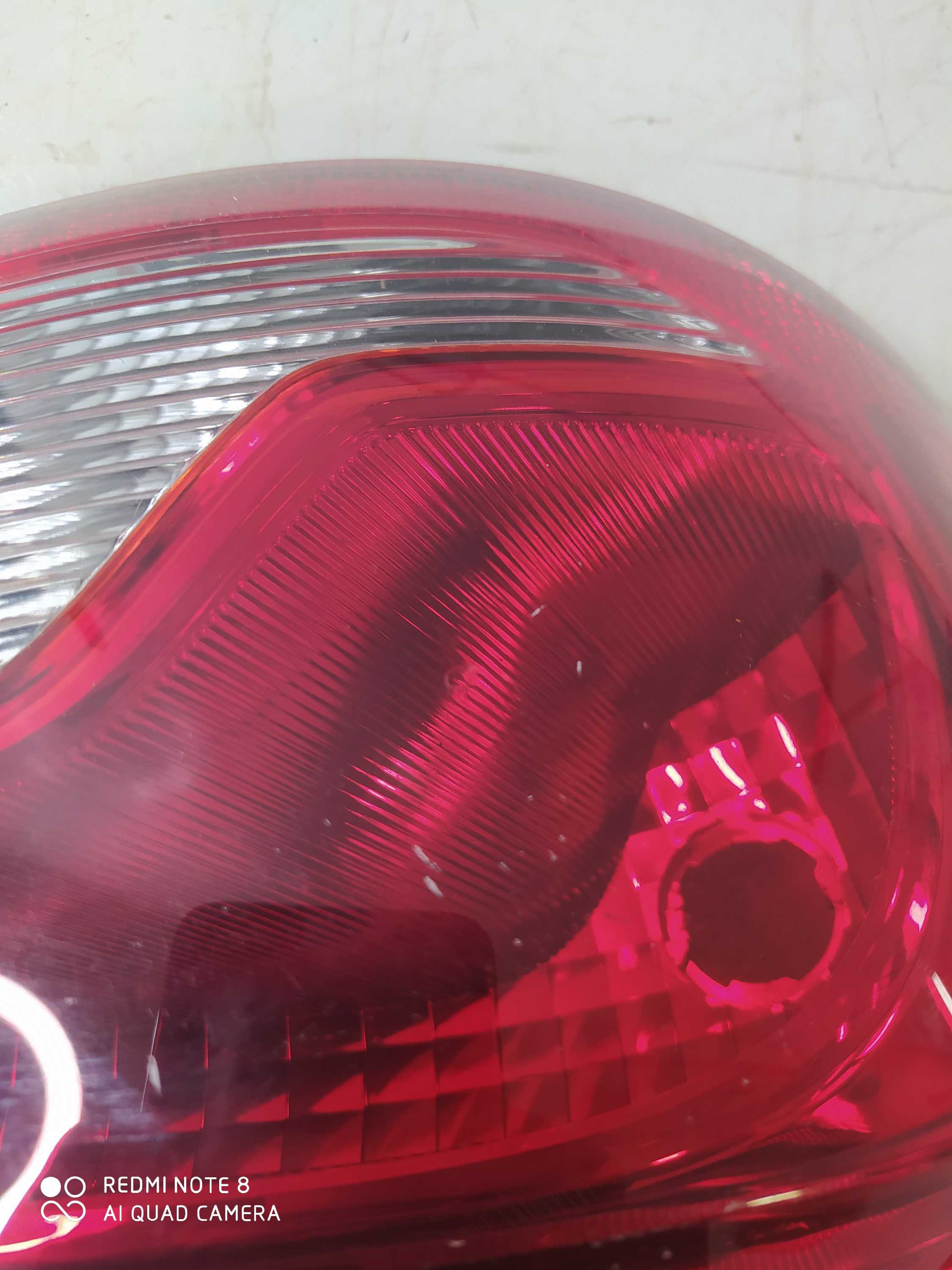 Lanterna Traseira Esquerda Renault Kwid 2019 Com Detalhe  – Esquerdo – Vermelho 6
