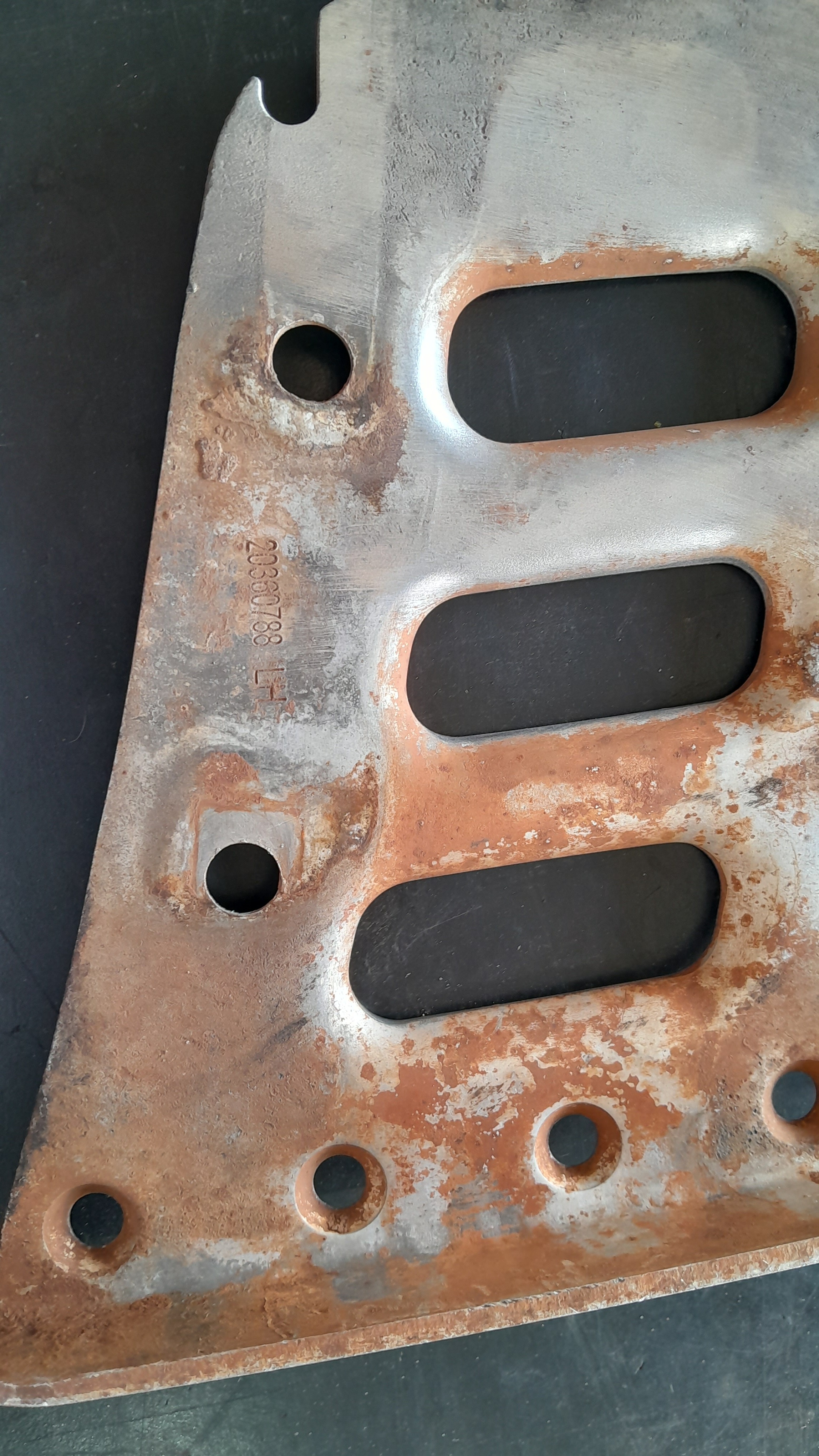 CHAPA PISANTE ESTRIBO VOLVO FH LE 20360788 2