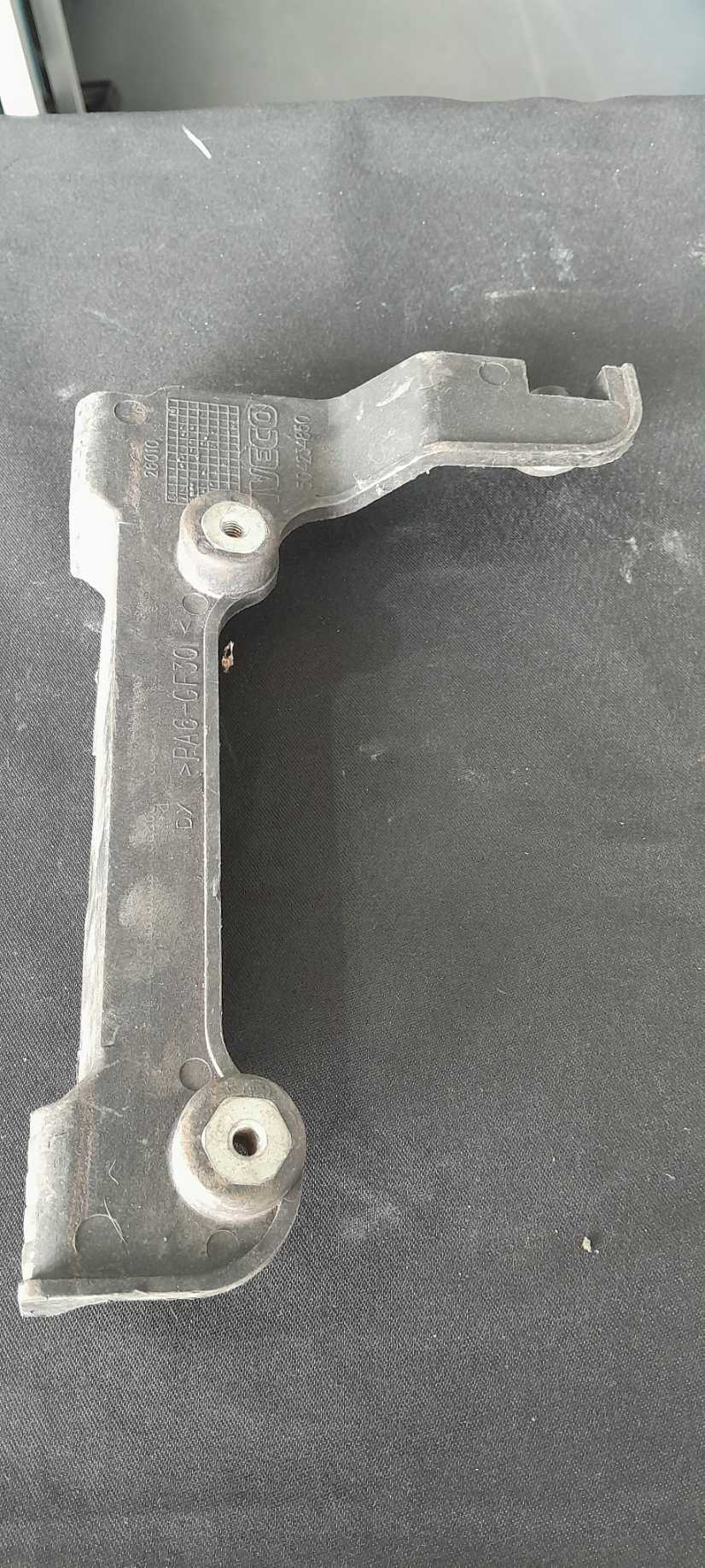 SUPORTE FAROL IVECO STRALIS ORIGINAL 504234850