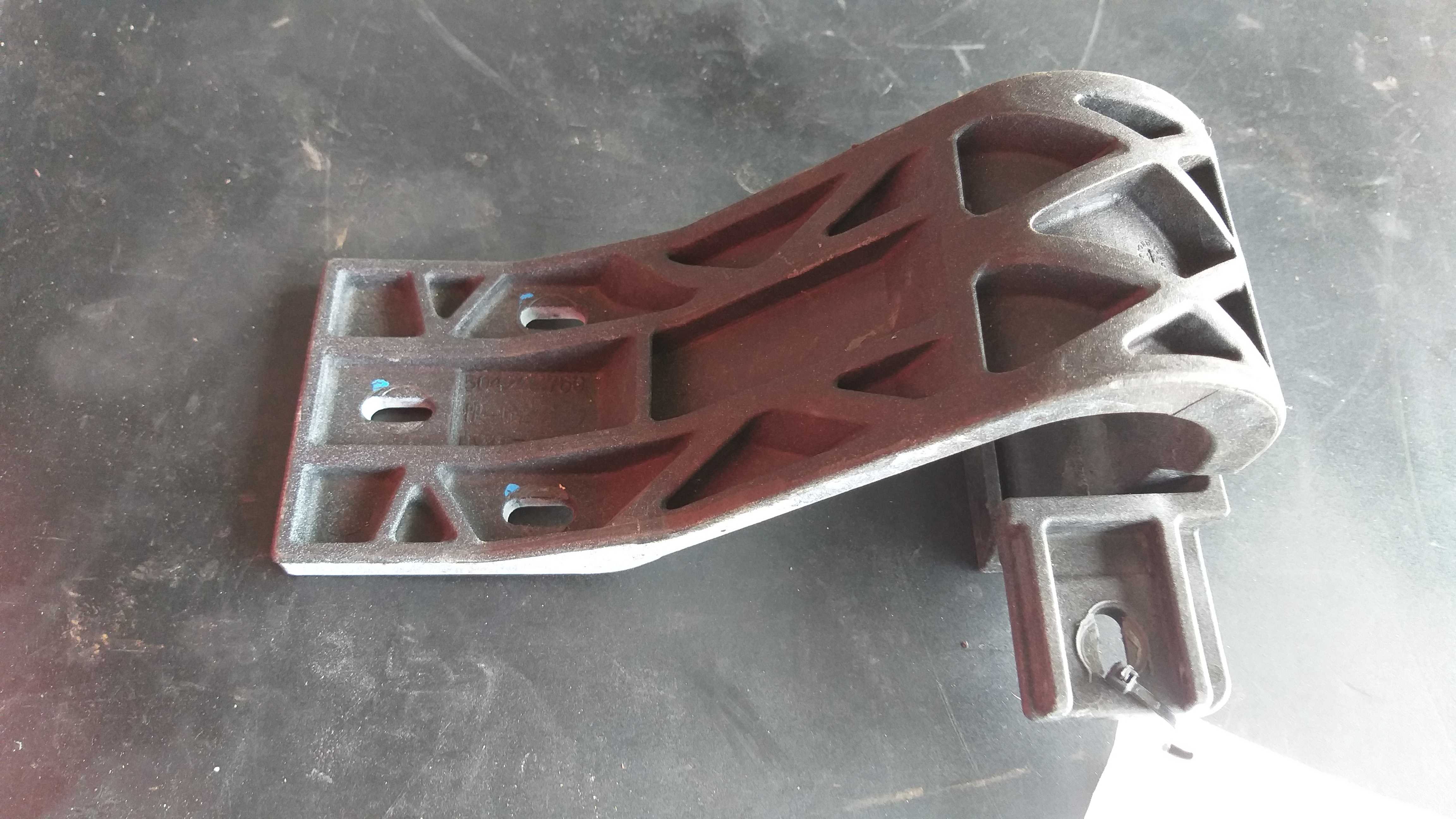Dobradiça tampa iveco stralis 504202760