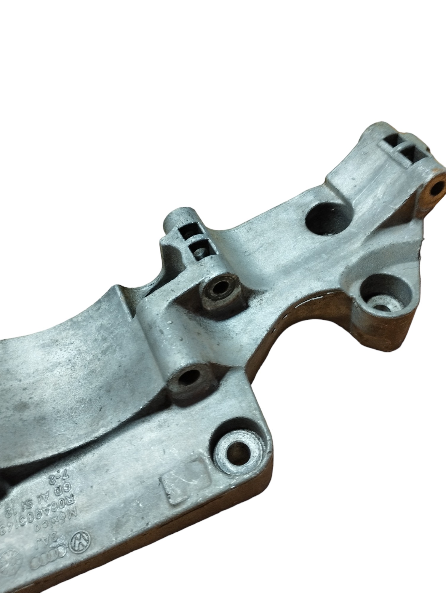 Suporte Alternador Audi A3 Vw Golf 1.6 1.8 2000 2001 2003 3