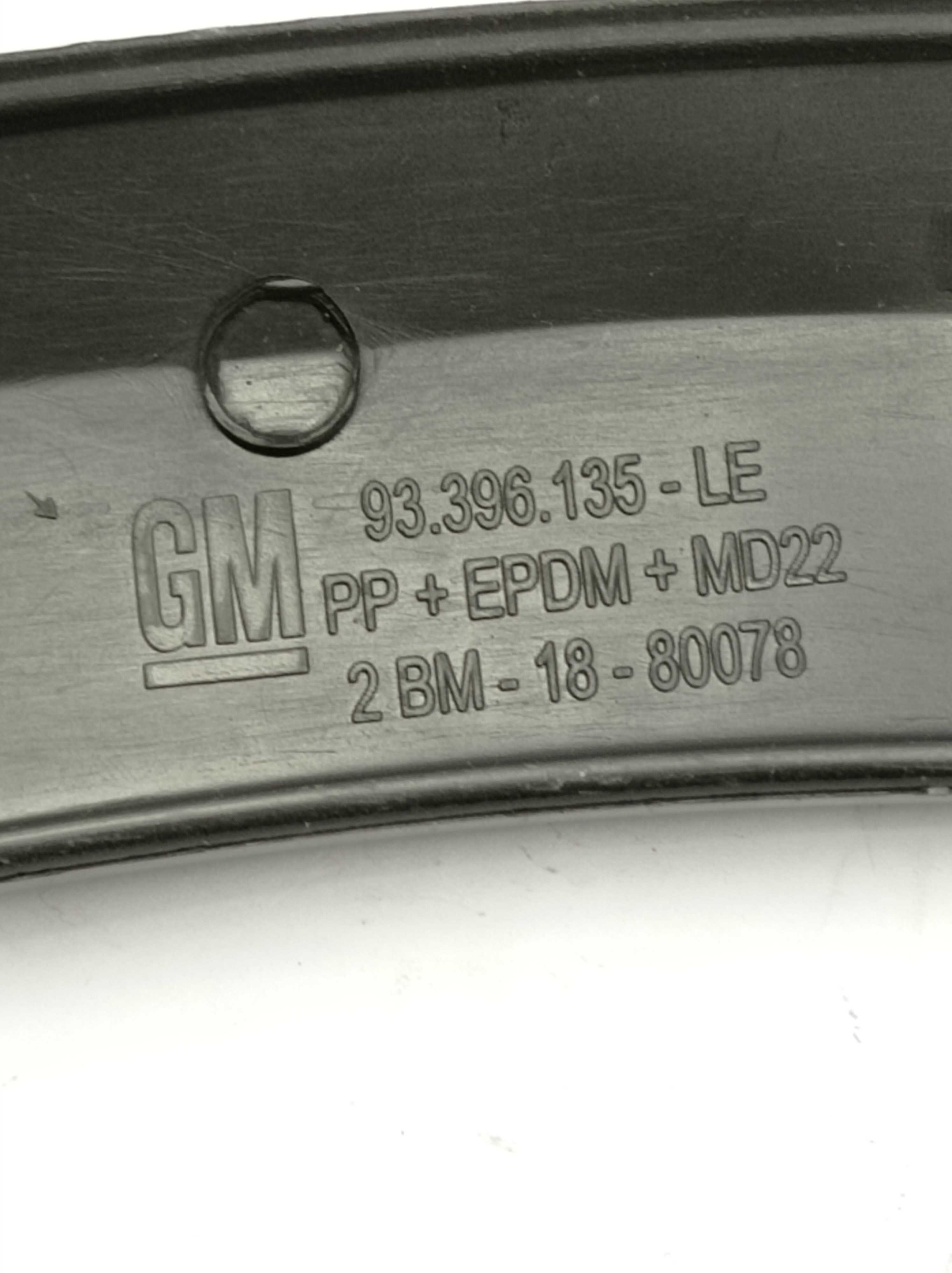 Moldura Lateral Traseira Esquerda Corsa Sedan 2002/12 Detalh 4