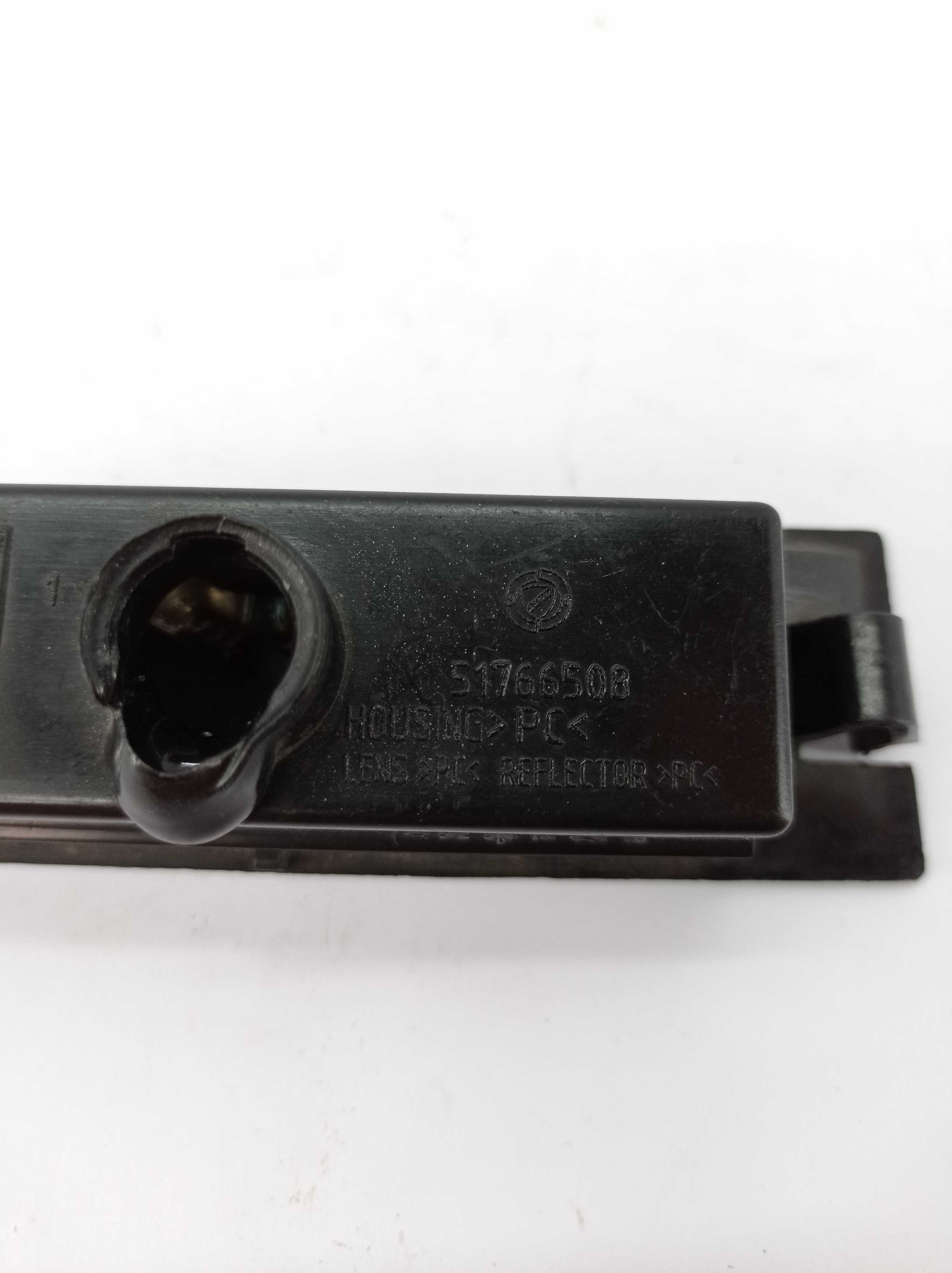 Lanterna luz de placa sem lampada Fiat Mobi Uno quebrado 4