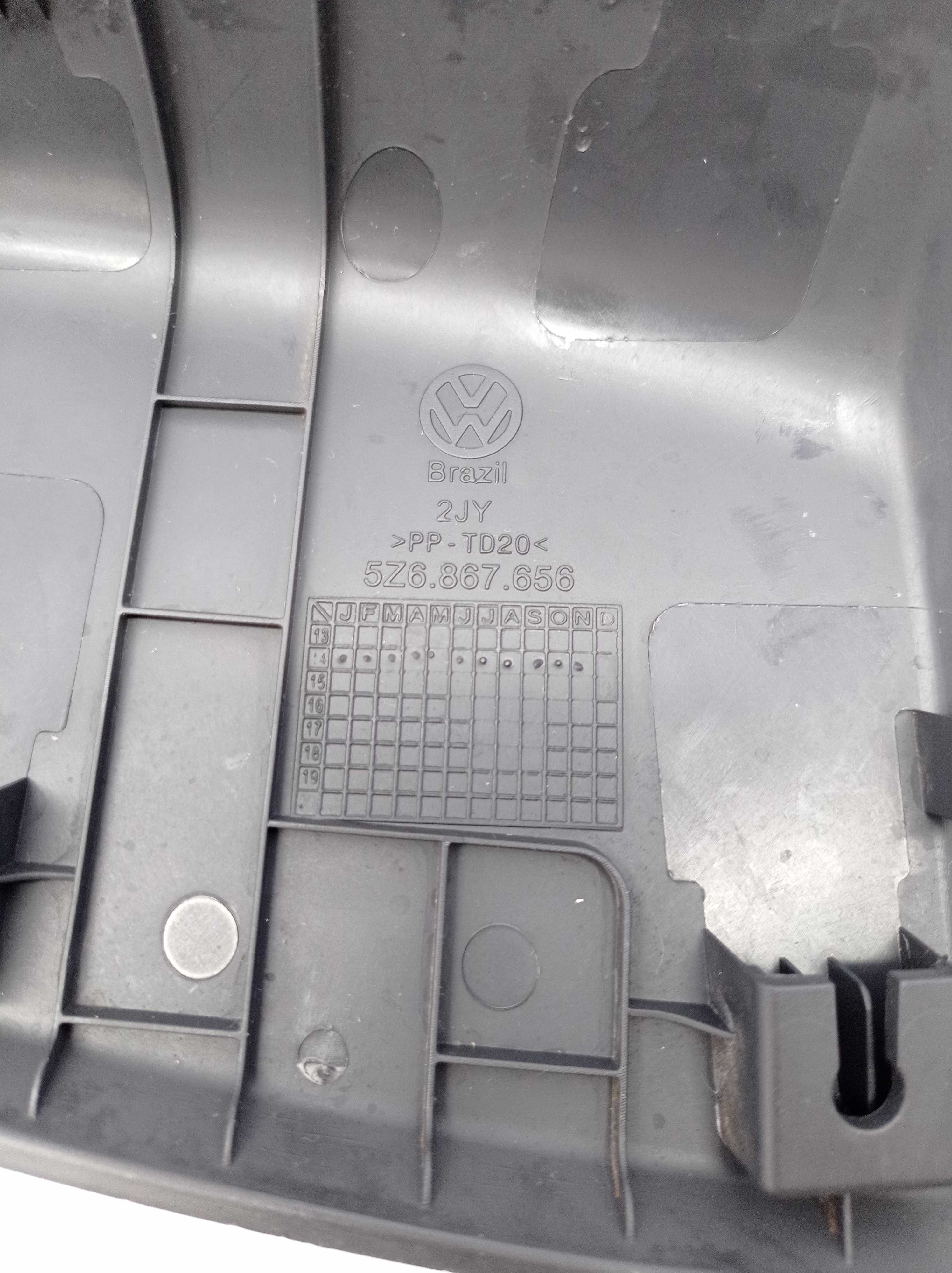 Moldura Tampa Traseira Lado Direito Vw Fox 14/17 5z6867656 5