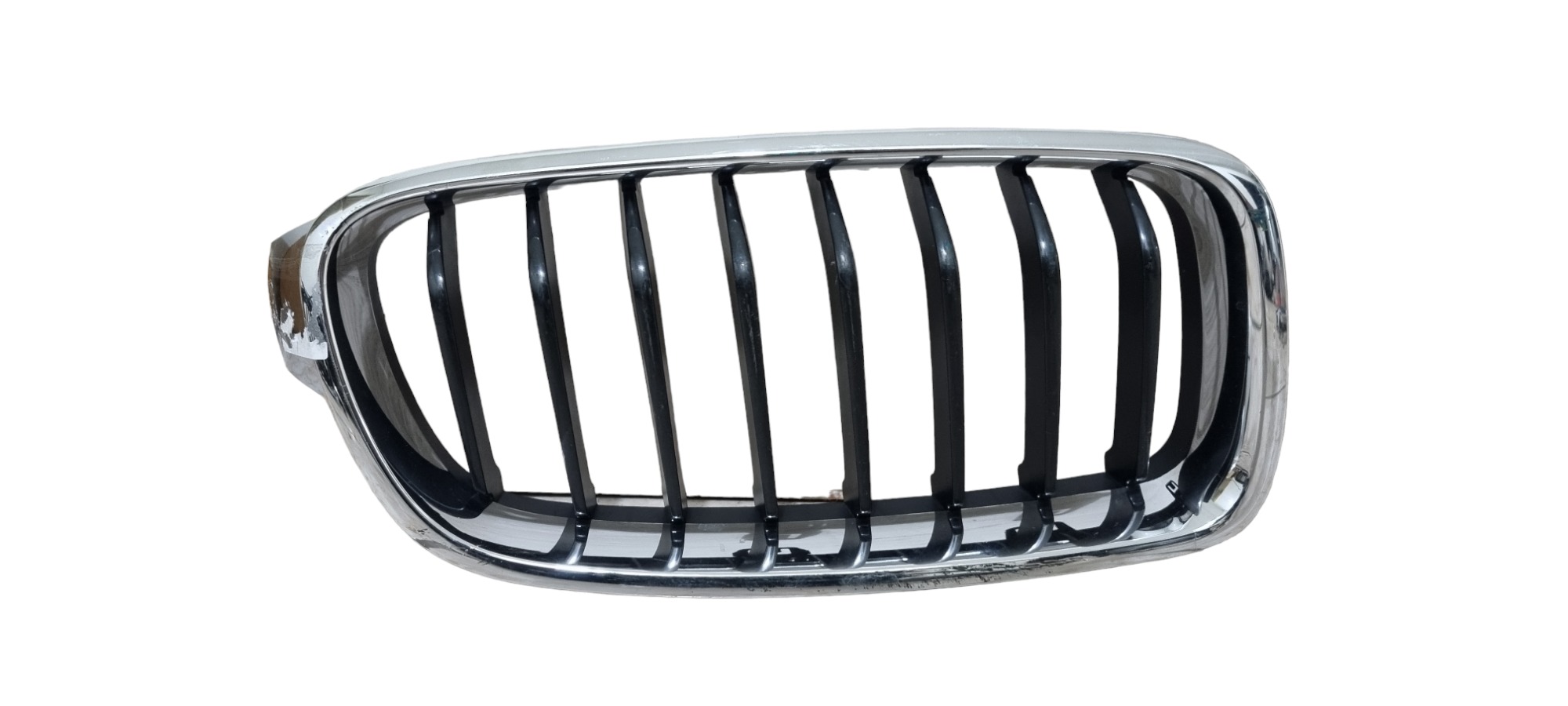 Grade Direita Bmw 320i 2014 Detalhe No Friso