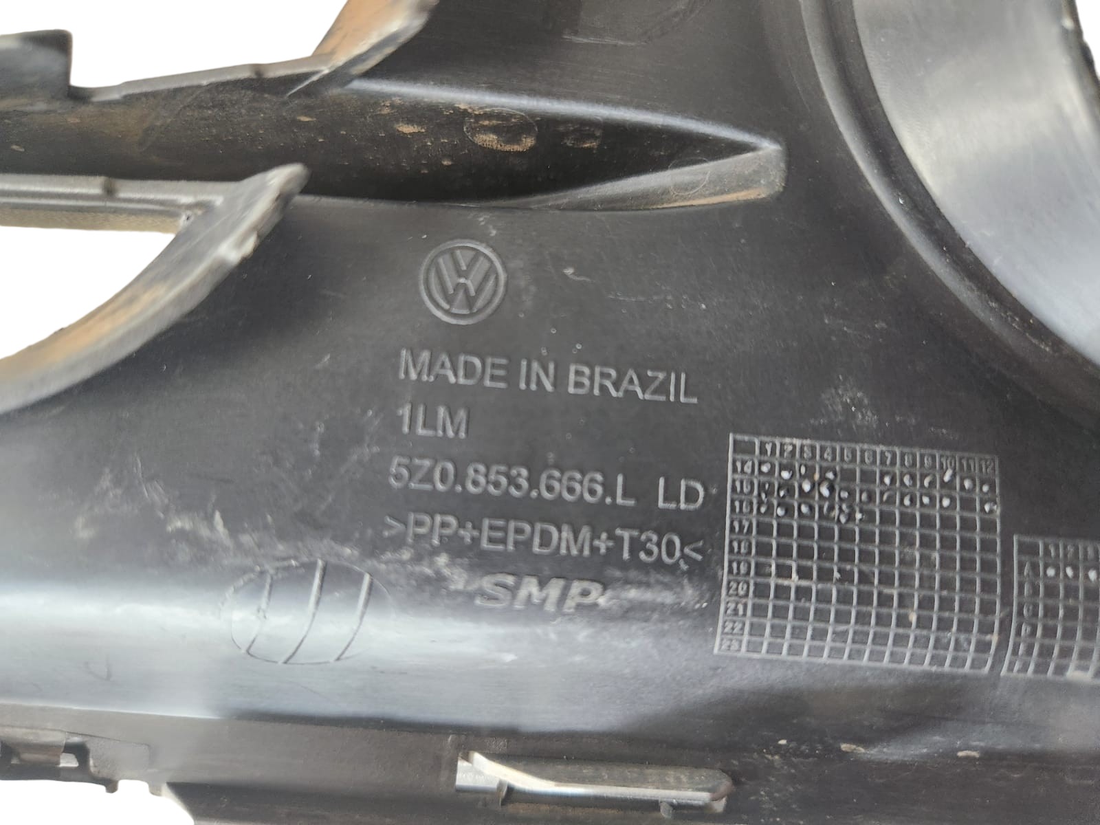 Moldura Milha Direita Fox 2015 2016 2018 2019 C/detalhe  Preto Direito