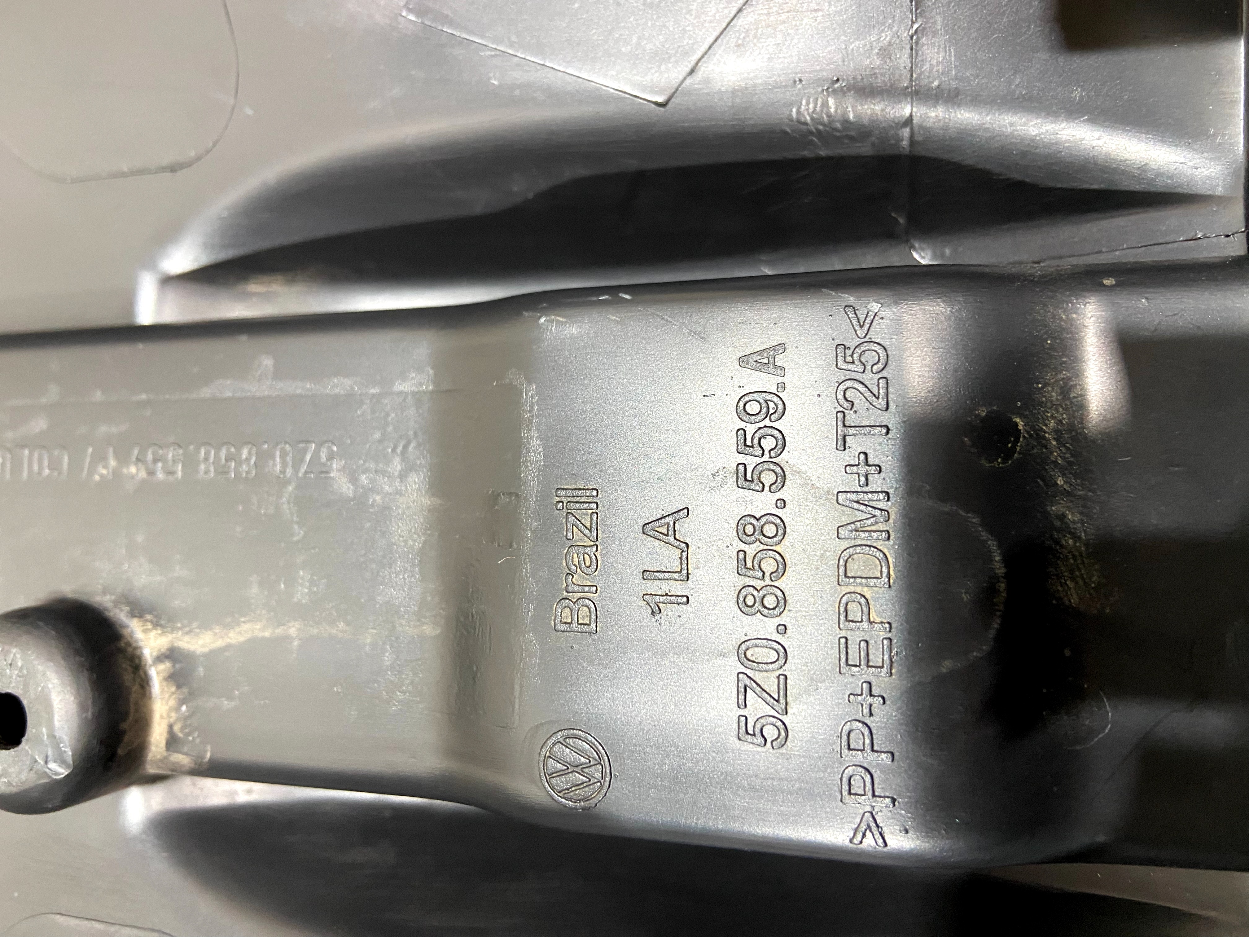 Moldura Inferior Coluna De Direção Vw Fox Spacefox S/furo 9