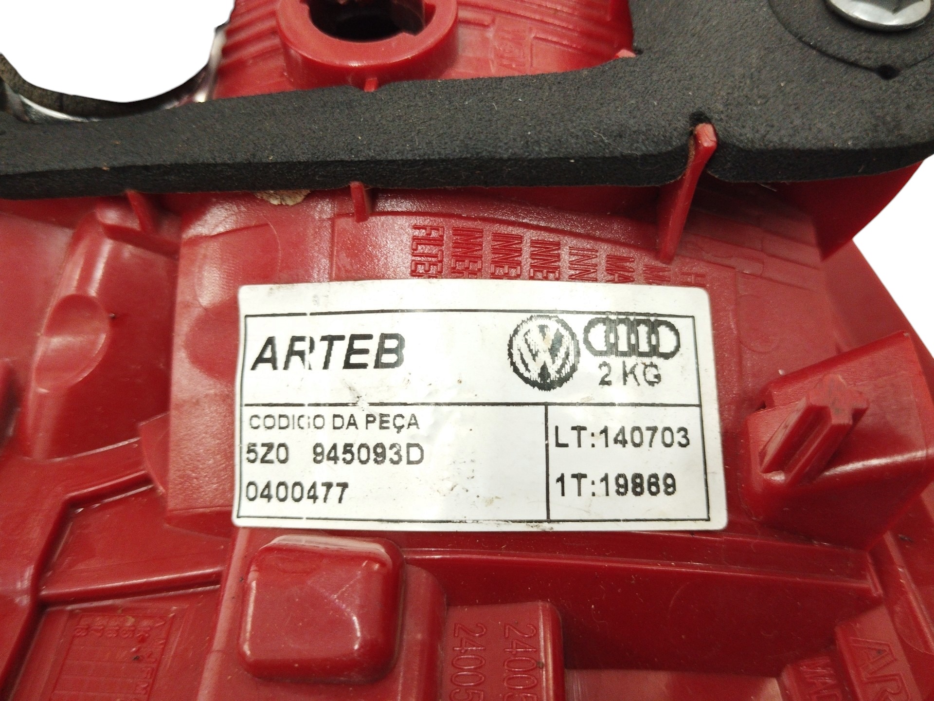 Lanterna Tampa Traseira L/e Vw Fox 2015/21 Detalhe No Vidro 2