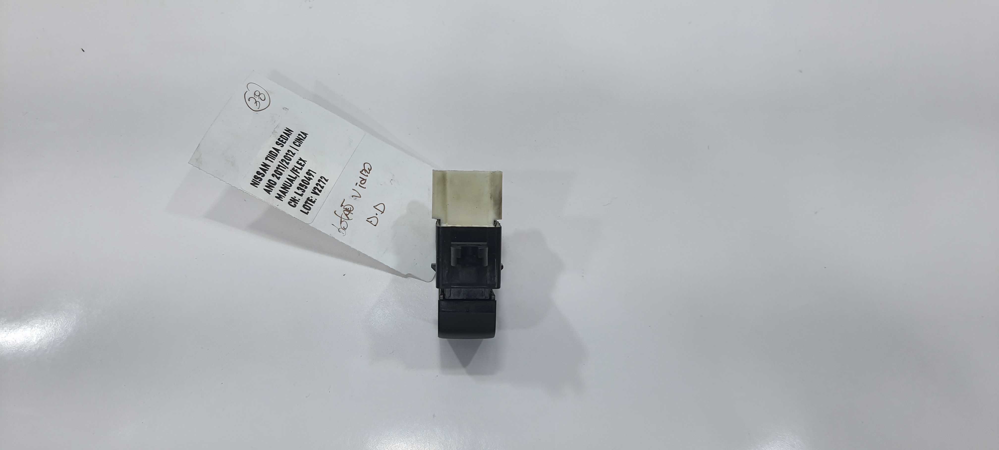 Botão Vidro Dianteiro Direito Nissan Tiida Sedan 2012 V2272 2