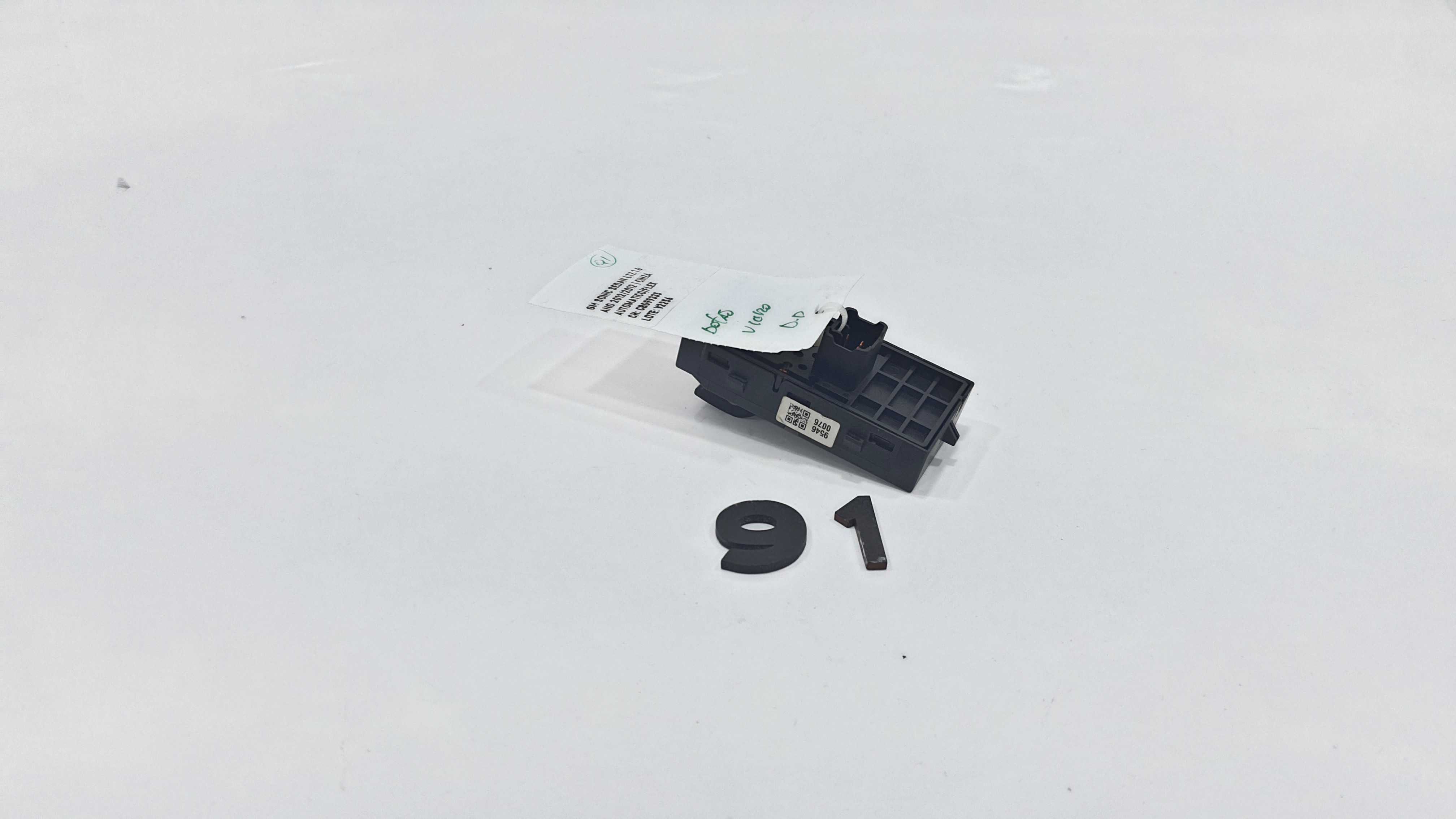 Botão Vidro Dianteiro Direito Sonic Sedan Ltz 2012 V2256 3