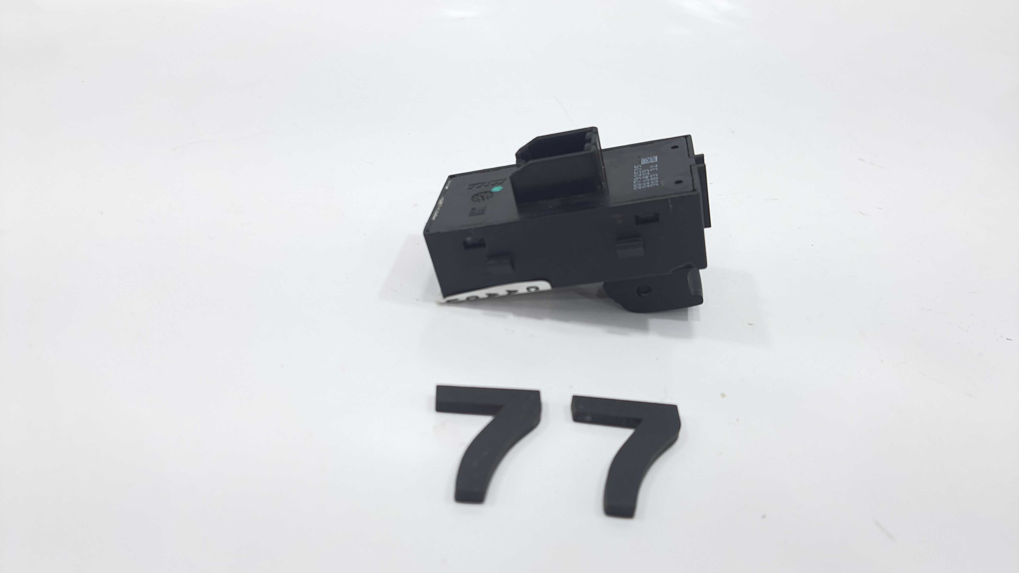 Botão Vidro Traseiro Esquerdo Tracker Ltz Ano 2014 V2260 2