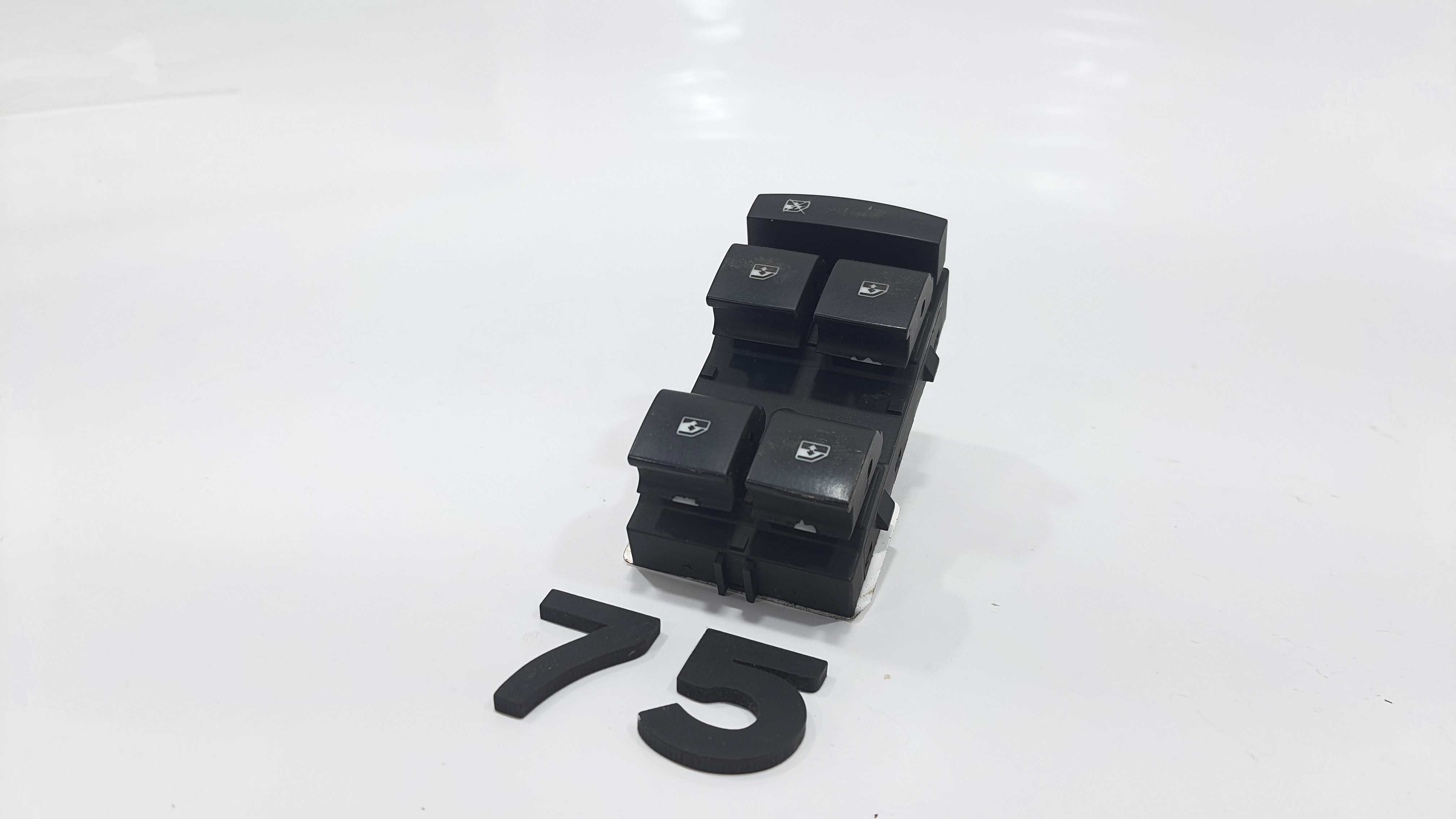 Botão Vidro Dianteiro Esquerdo Tracker Ltz Ano 2014 V2260 2