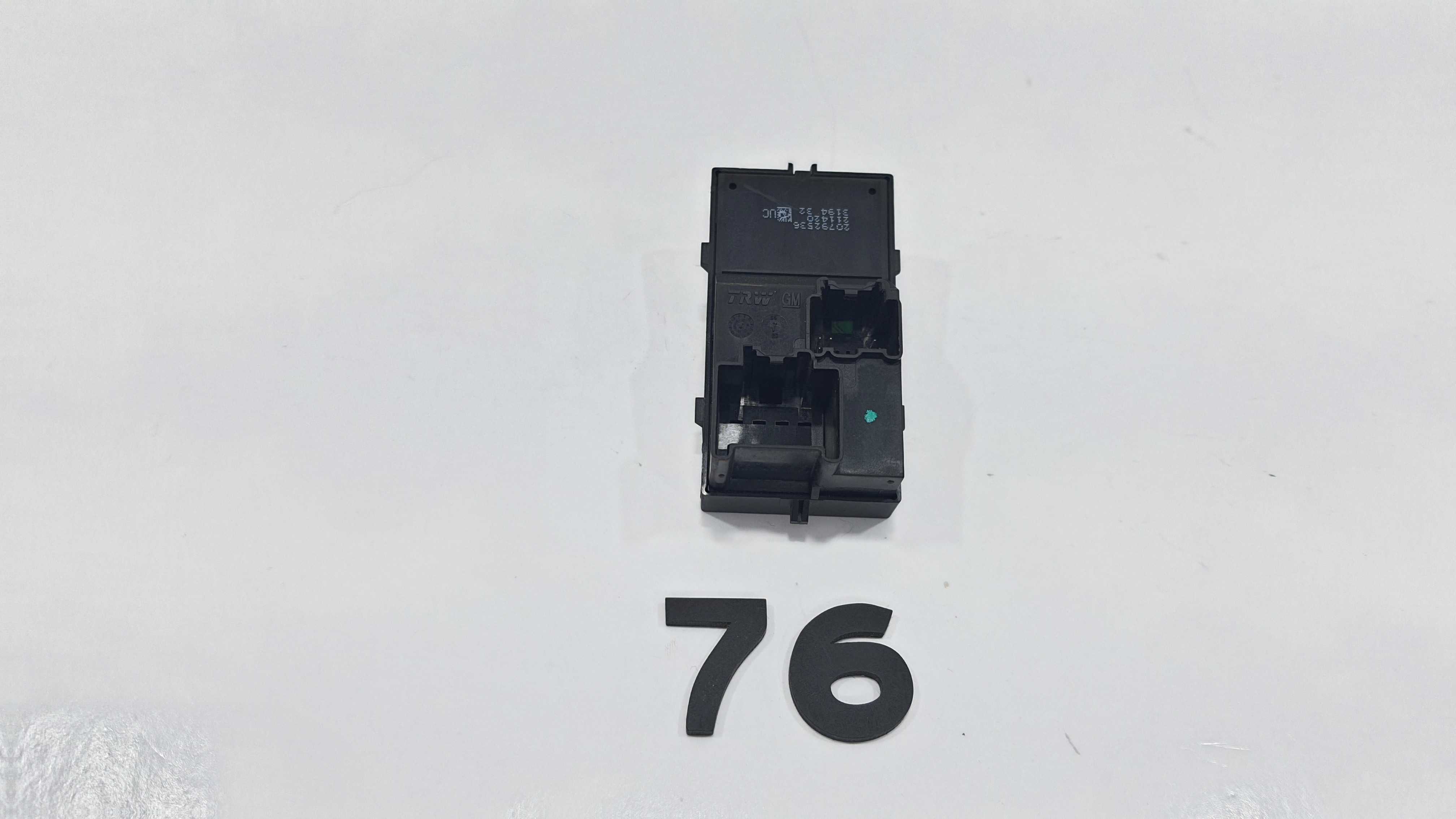 Botão Vidro Dianteiro Direito Tracker Ltz Ano 2014 V2260 4