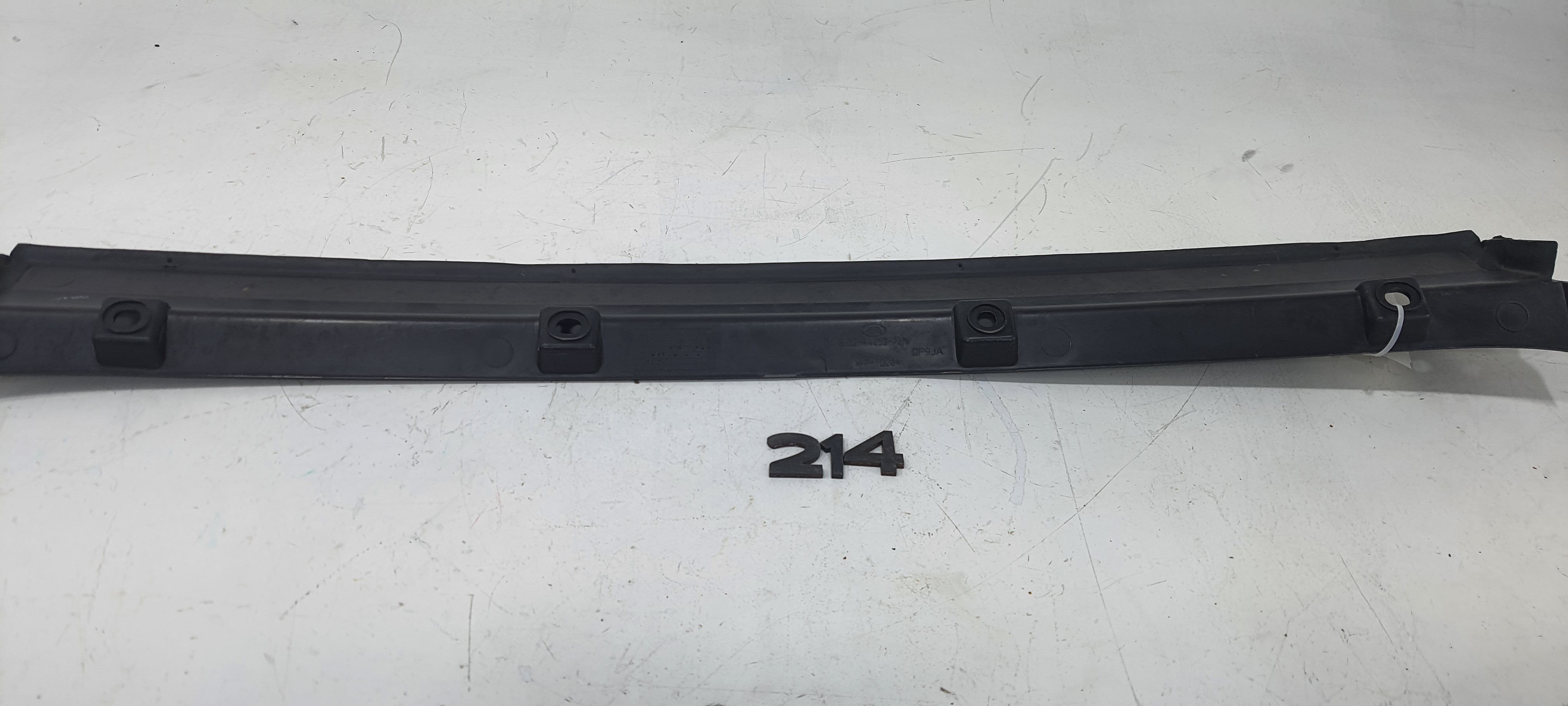 Acabamento Tampa Traseira Land Rover Evoque 2017 V2266 2