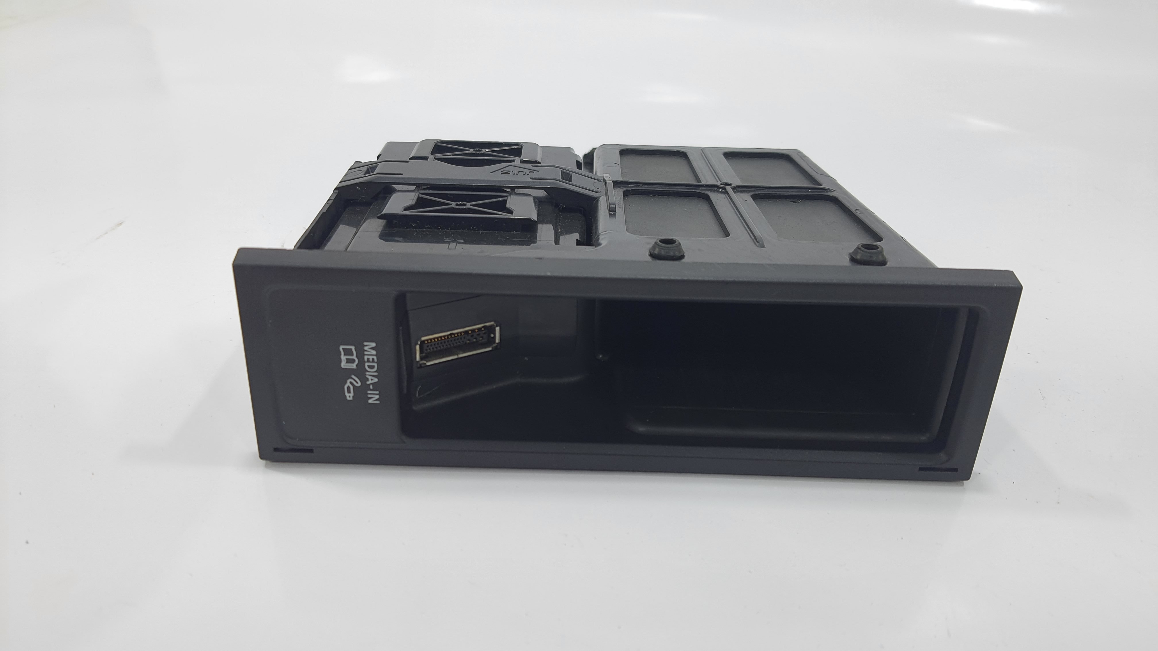 Entrada Usb Console Volkswagen Tiguan 2012 V2249 2