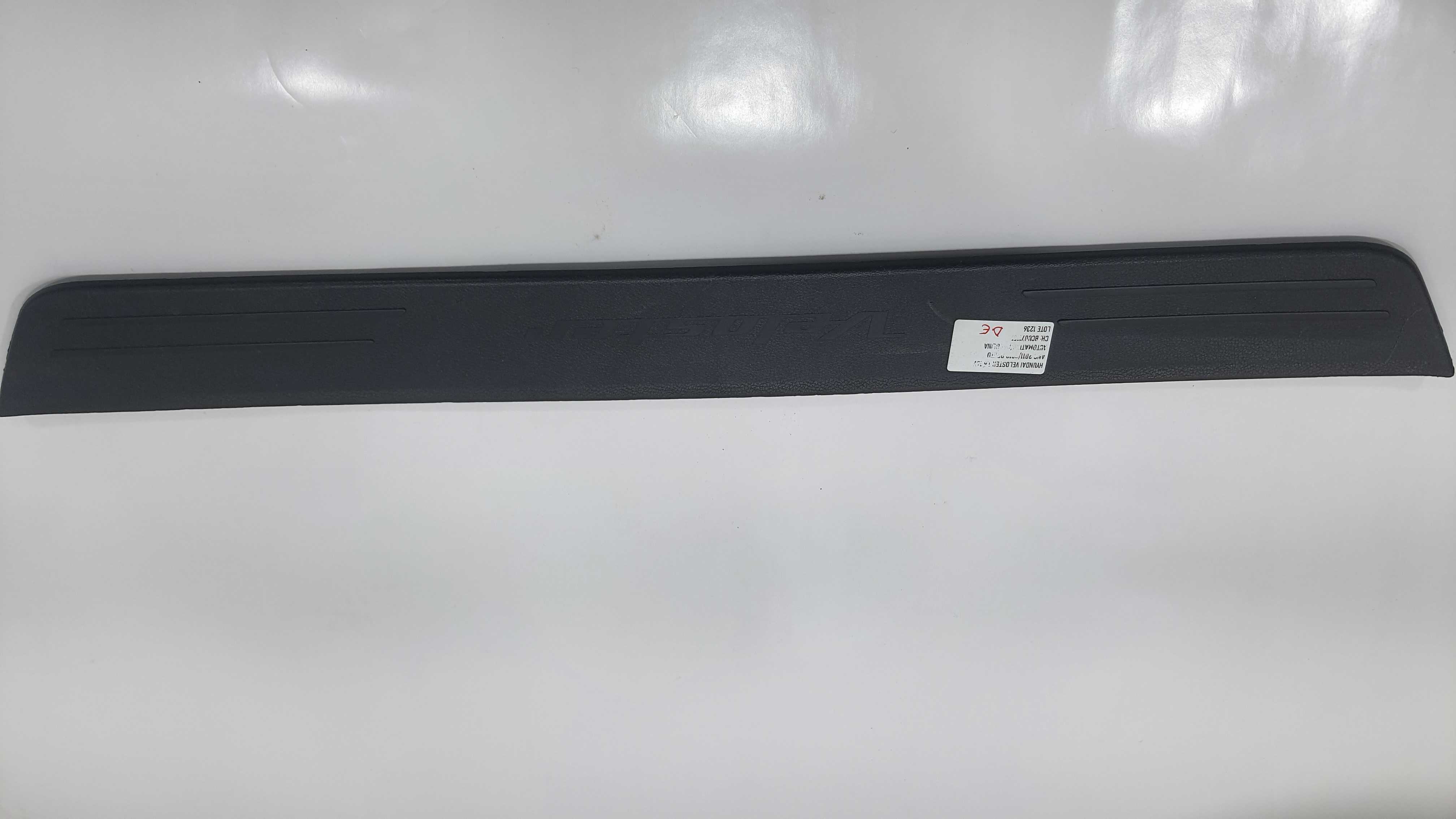 Soleira Dianteira Esquerda Hyundai Veloster Ano 2012 V1236 Preta 5