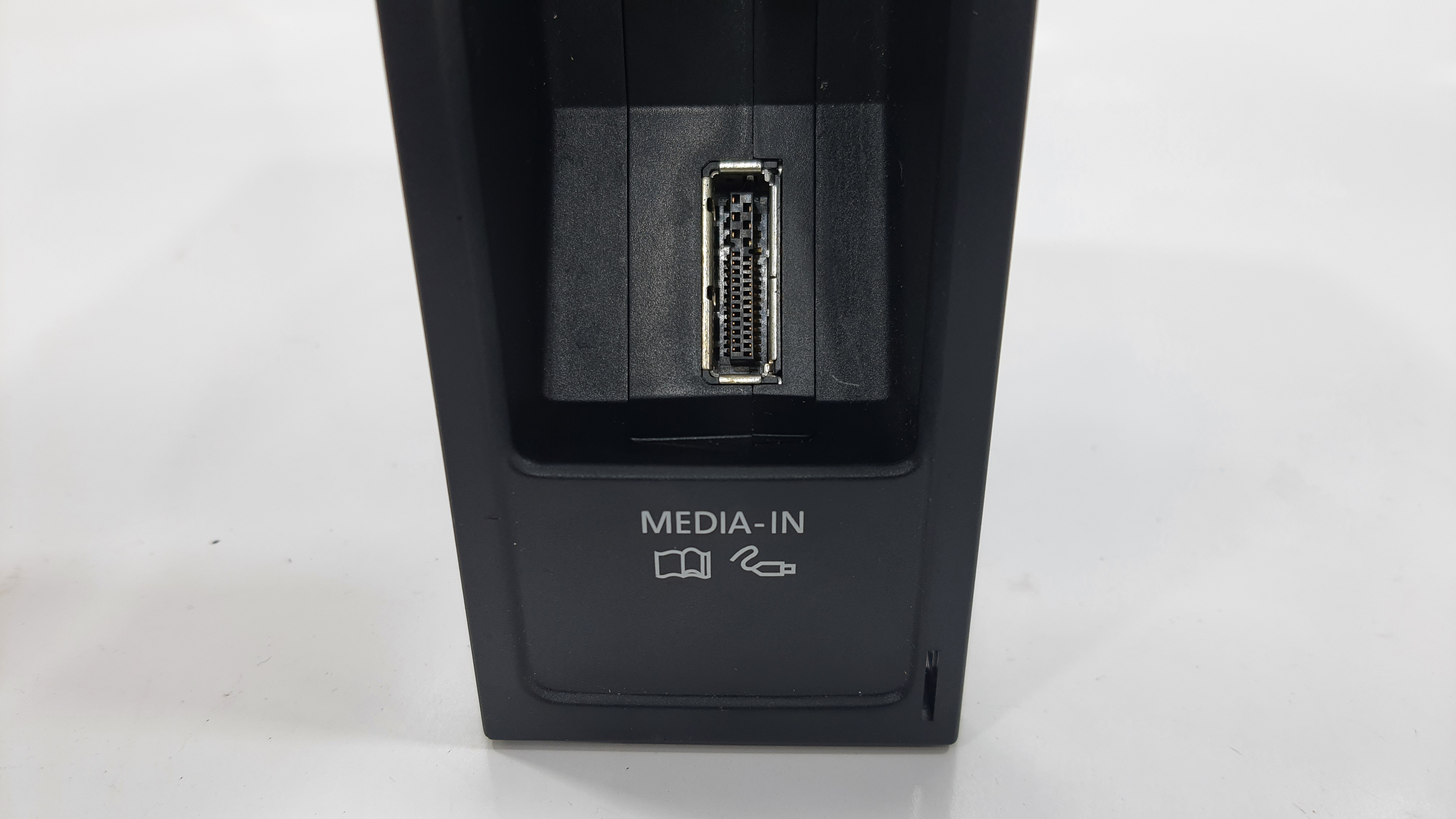 Entrada Usb Console Volkswagen Tiguan 2012 V2249 3