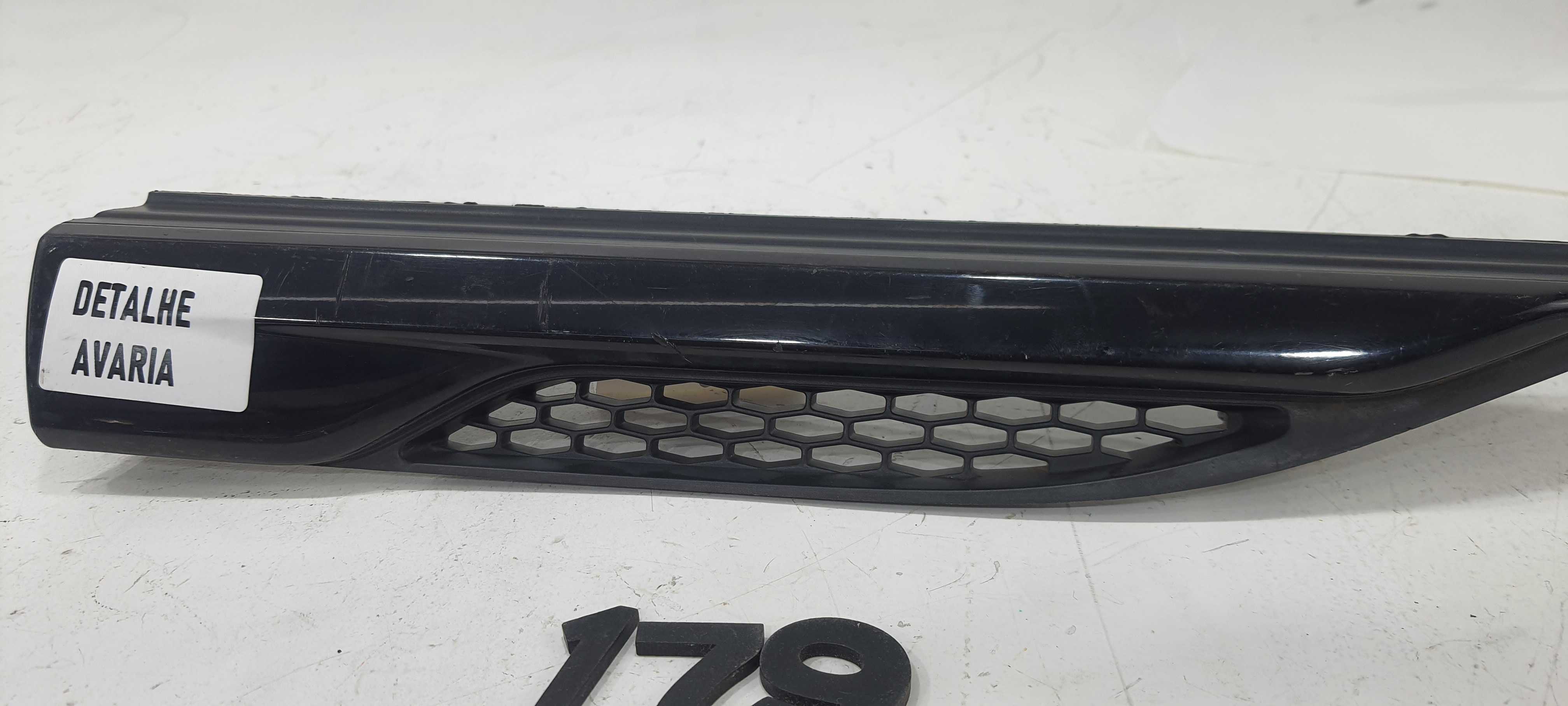 Grade Paralama Lado Direito Detalhe Trava Evoque 2017 V2266 2