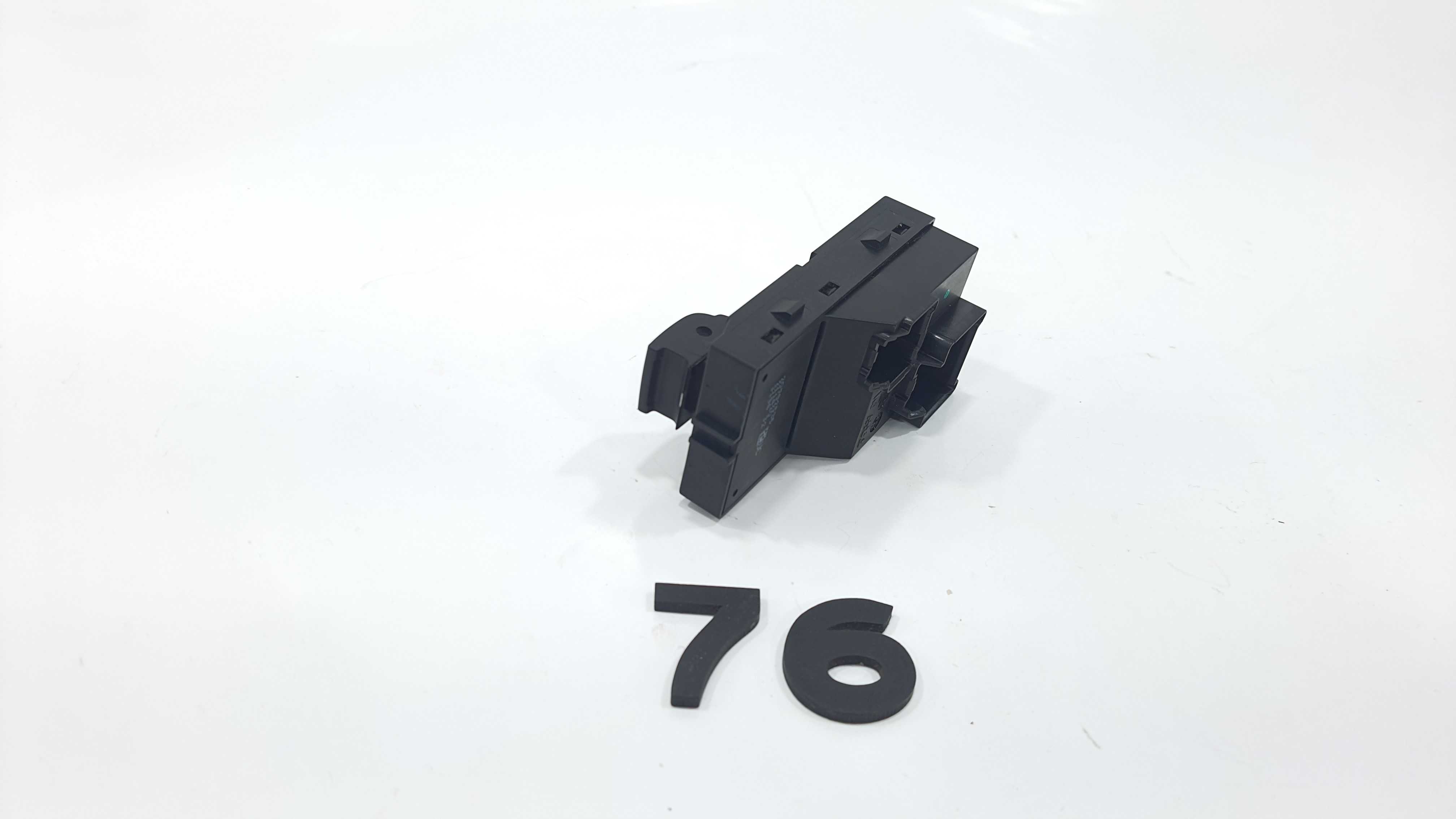Botão Vidro Dianteiro Direito Tracker Ltz Ano 2014 V2260 2
