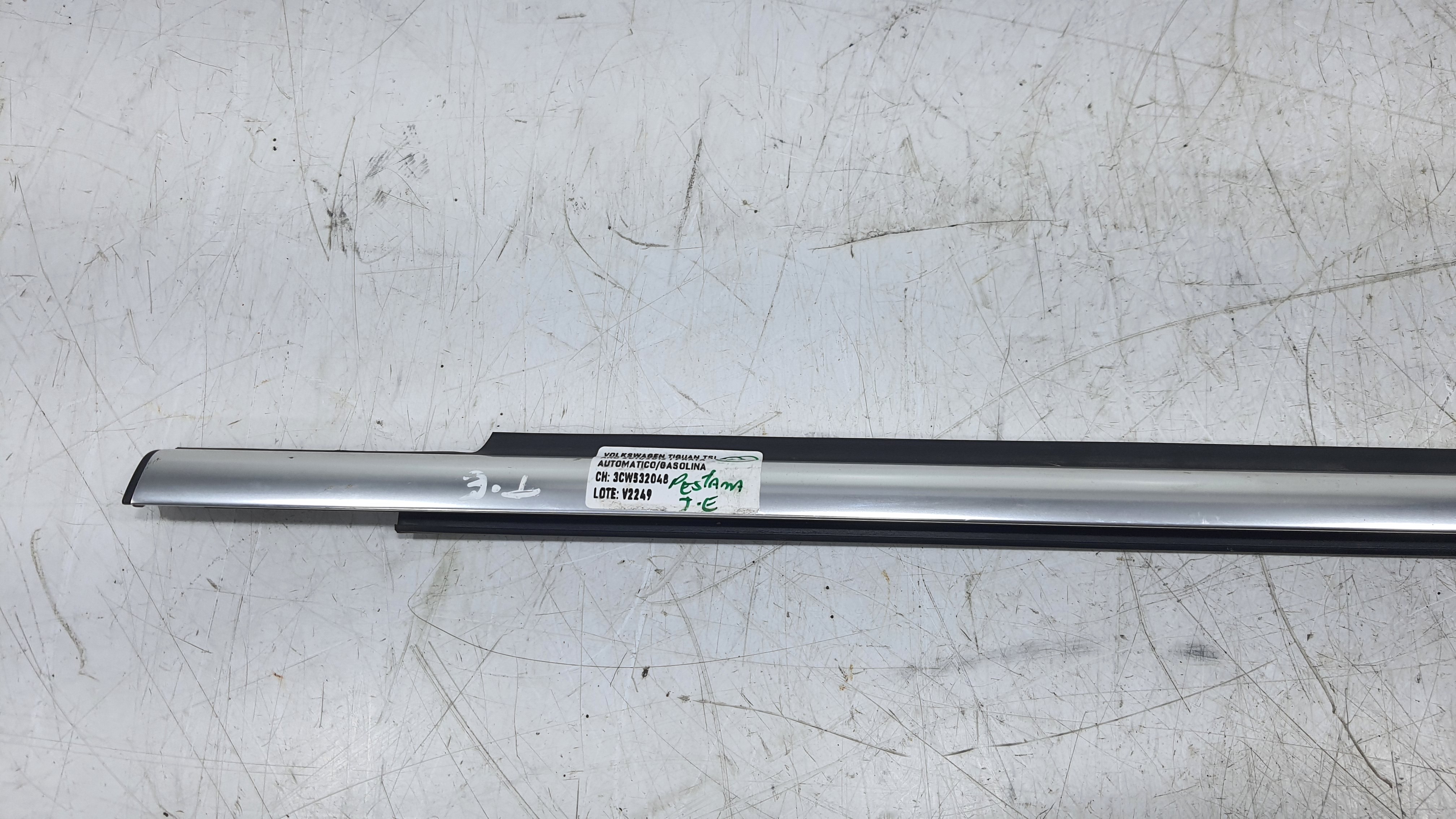 Friso Porta Traseira Esquerda Volkswagen Tiguan 2012 V2249 Prata 3
