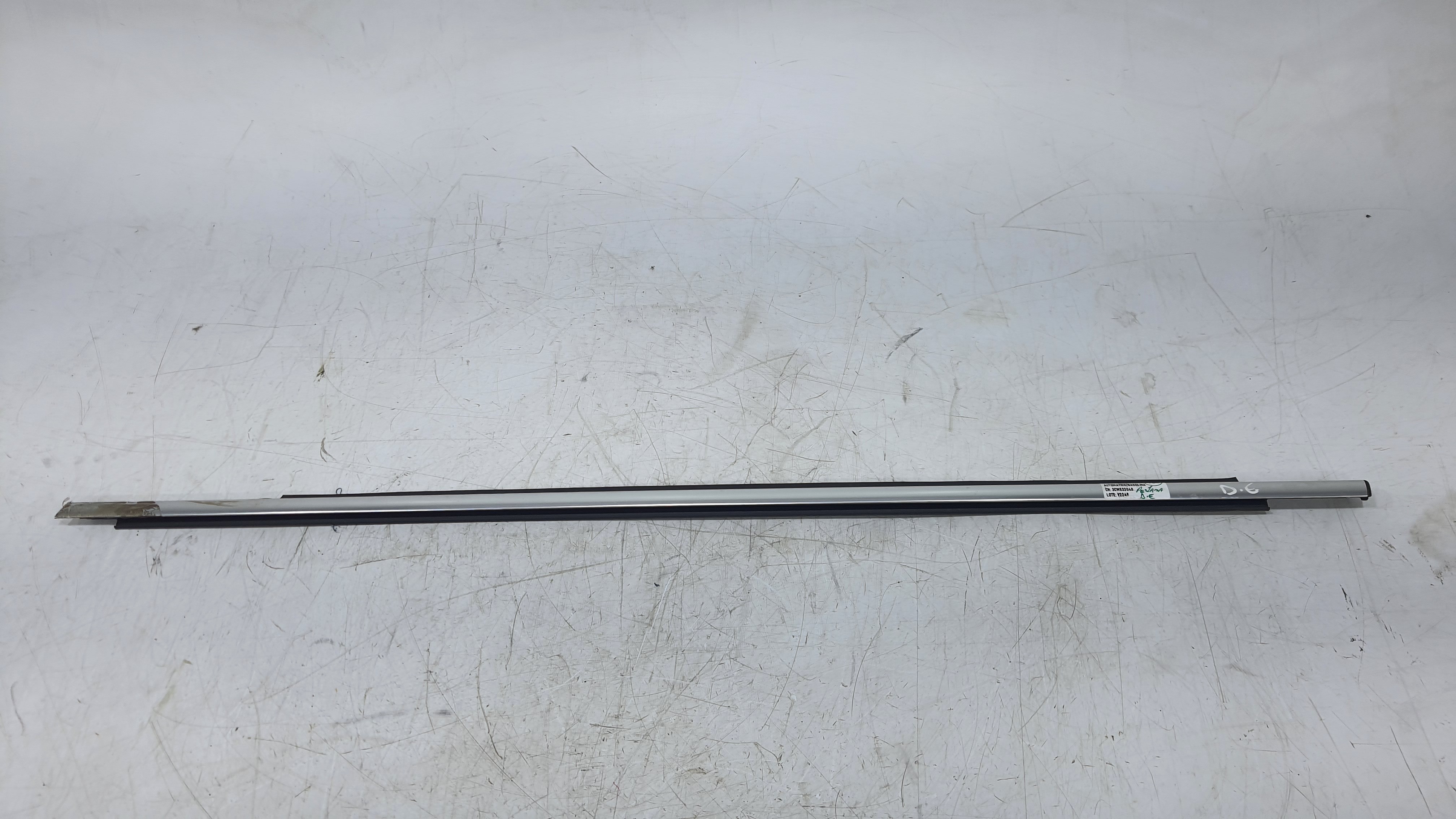 Friso Porta Dianteira Esquerda Tiguan 2012 V2249 Prata 3