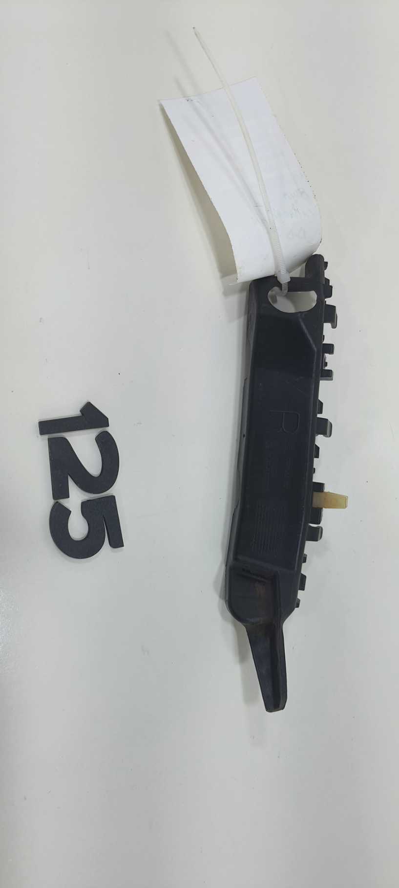 Guia Parachoque Dianteiro Direito Hyundai Elantra 2013 V2265
