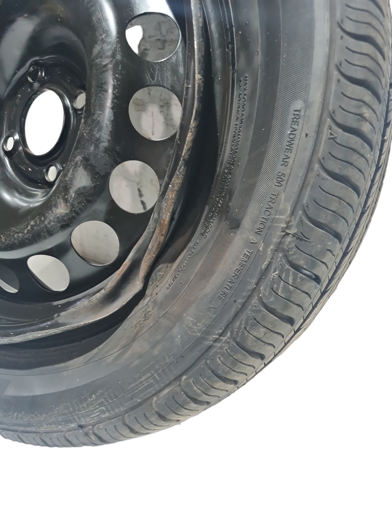 Roda C/ Pneu Peugeot 2008 Aro 16 205/60 C/ Detalhes Roda Preto 9