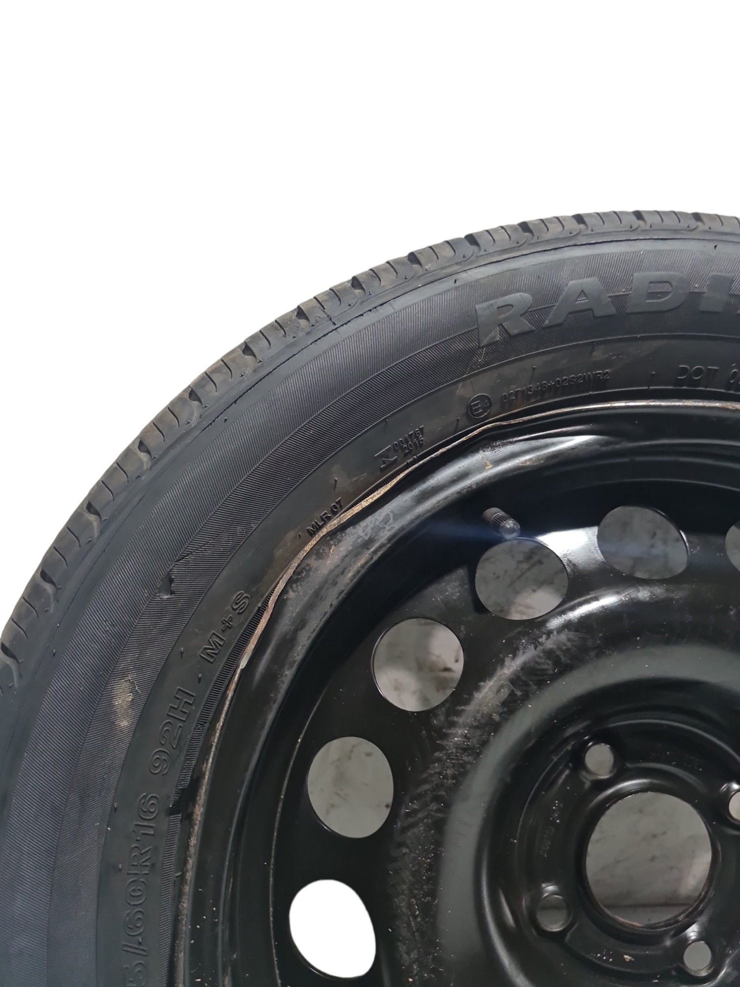 Roda C/ Pneu Peugeot 2008 Aro 16 205/60 C/ Detalhes Roda Preto 8