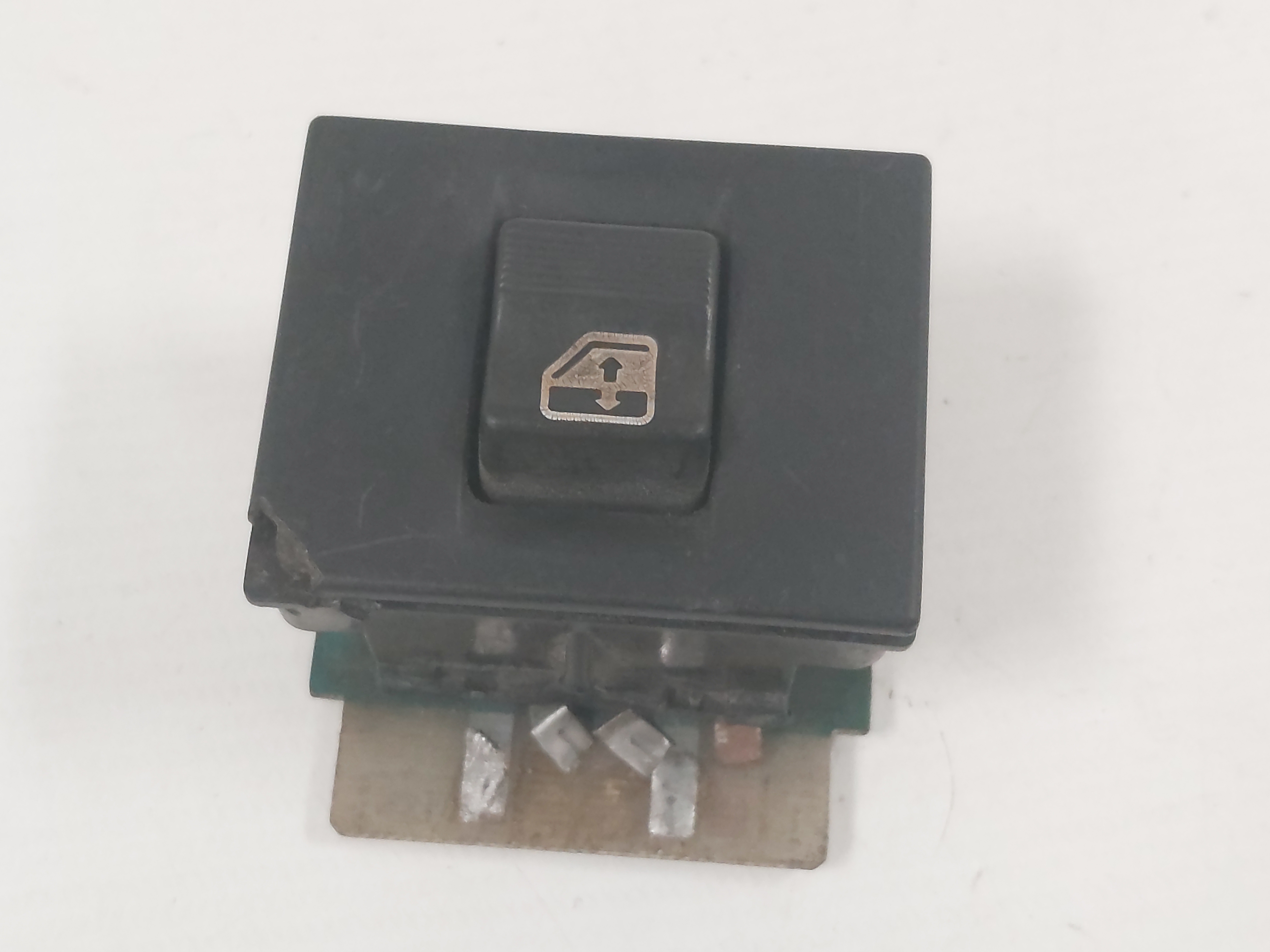 Botão Vidro Elétrico Direito Uno 1.5r 1.6r Detalhe 2