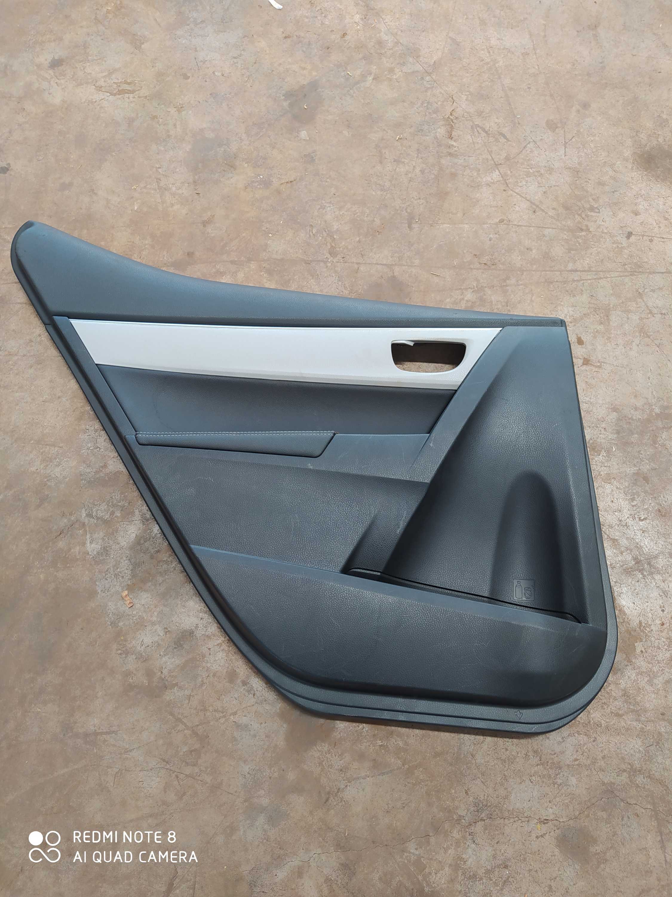 Forro De Porta Traseira Esquerda Toyota Corolla Xei 2015 Preto E Cinza