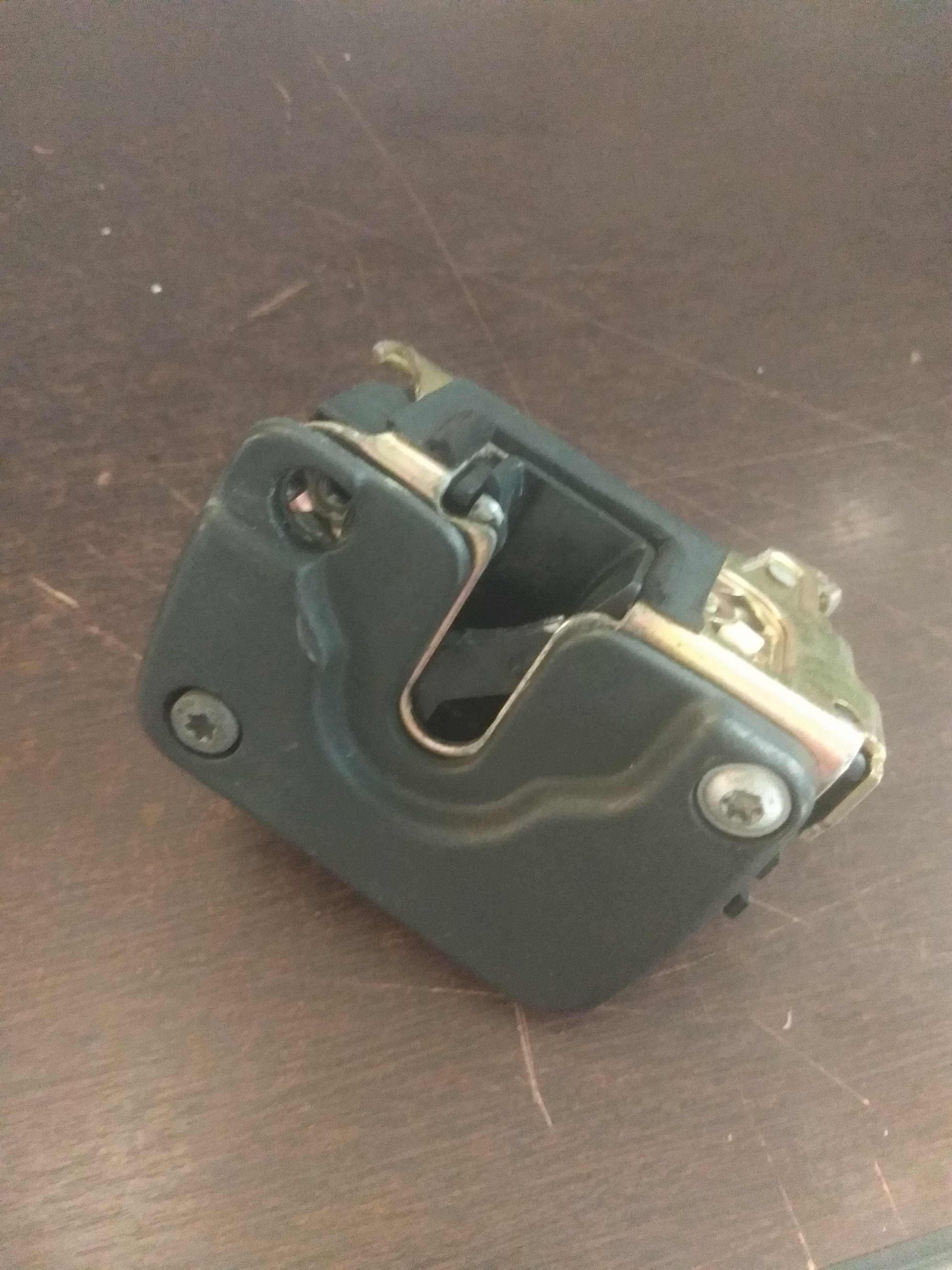 Fechadura Da Porta Dianteira Direita Renault Kangoo Usada