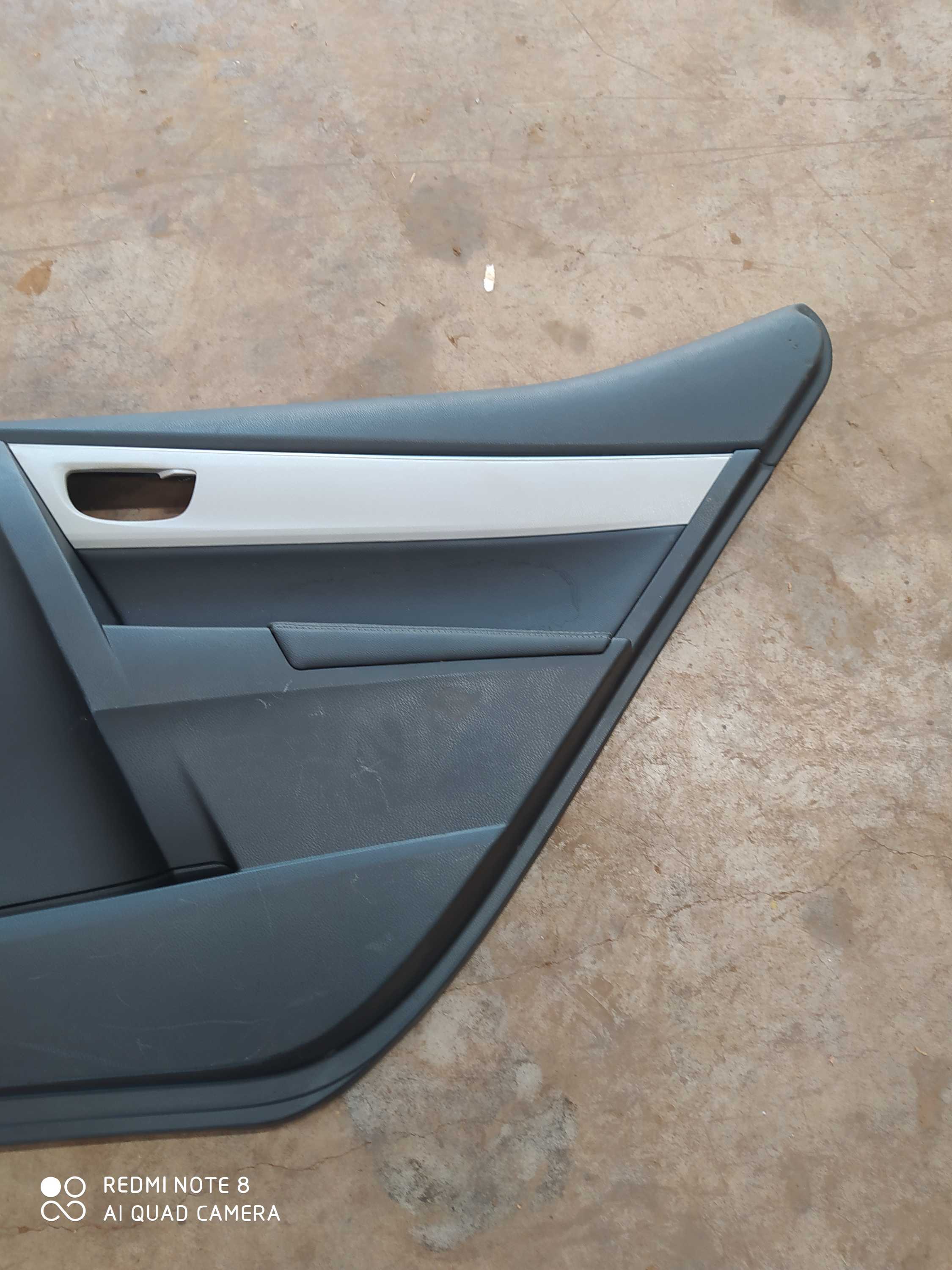 Forro De Porta Traseiro Direito Toyota Corolla Xei 2015 Preto E Cinza