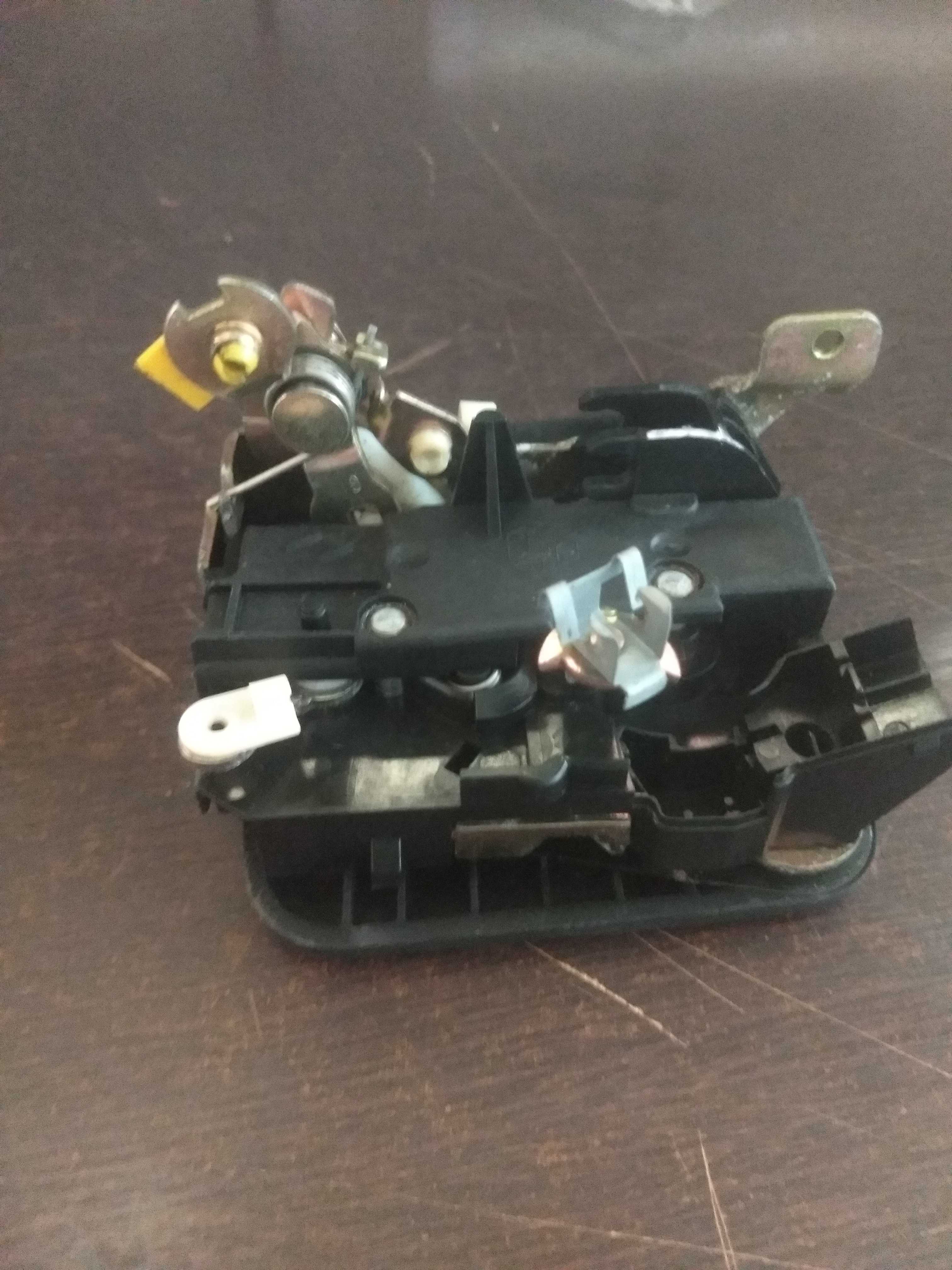 Fechadura Da Porta Dianteira Direita Renault Kangoo Usada 3